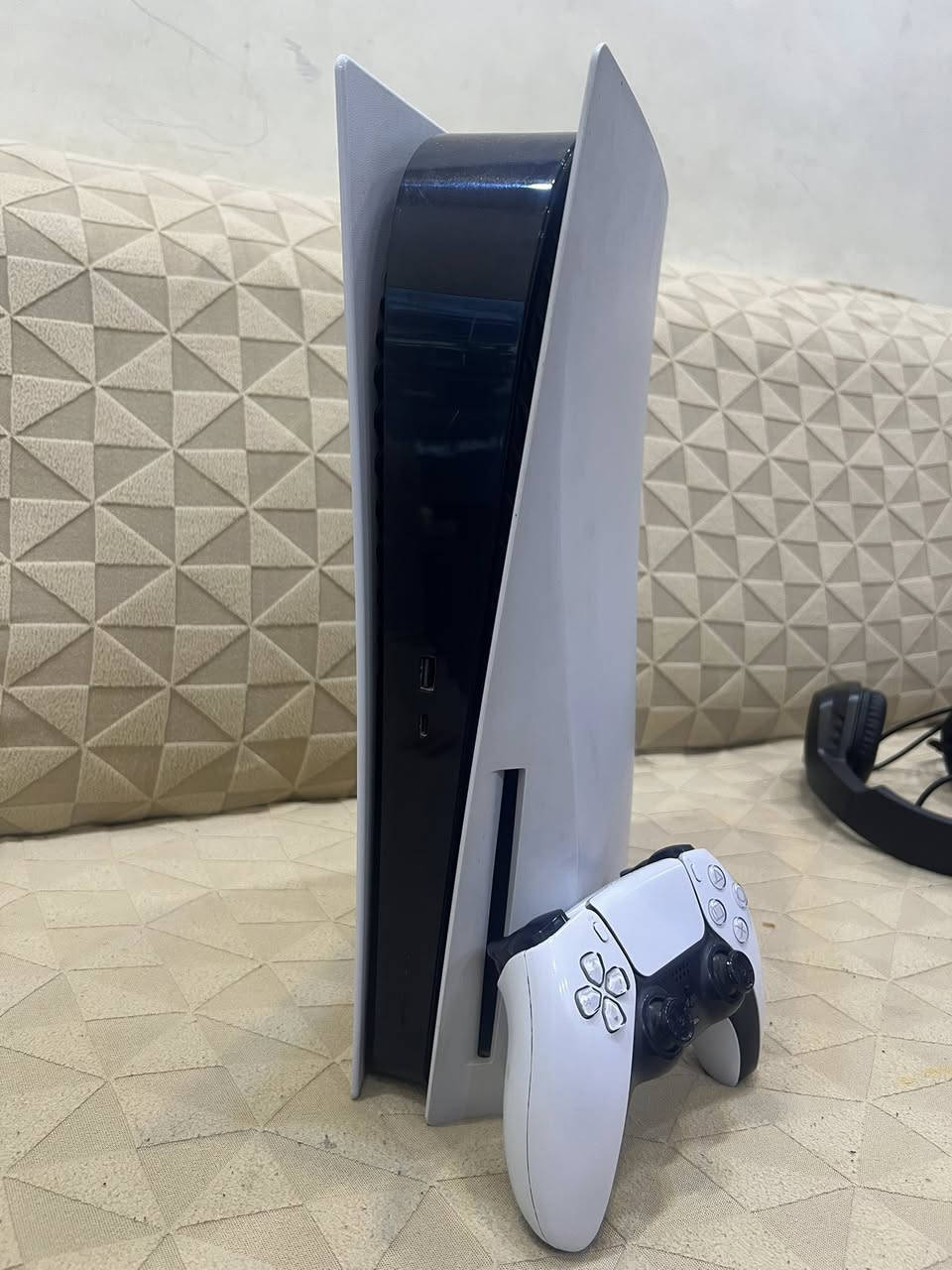 بلي فايف للبيع Ps5 fat 1T
جهاز جاهز مابي اي شي ماداخل صيانة شوية مهمول من ناحية النظافة ماعندي مجال انظفه 
الجوستك مصلح بيها درفت يعني تراي 5 شهور ميصير عندك درفت
كارتونة موجودة لحد هسه 
تجي وياه اقراص مثل مموضح بالصورة 
السعر 650 الف 
بغداد العبيدي 
***********
