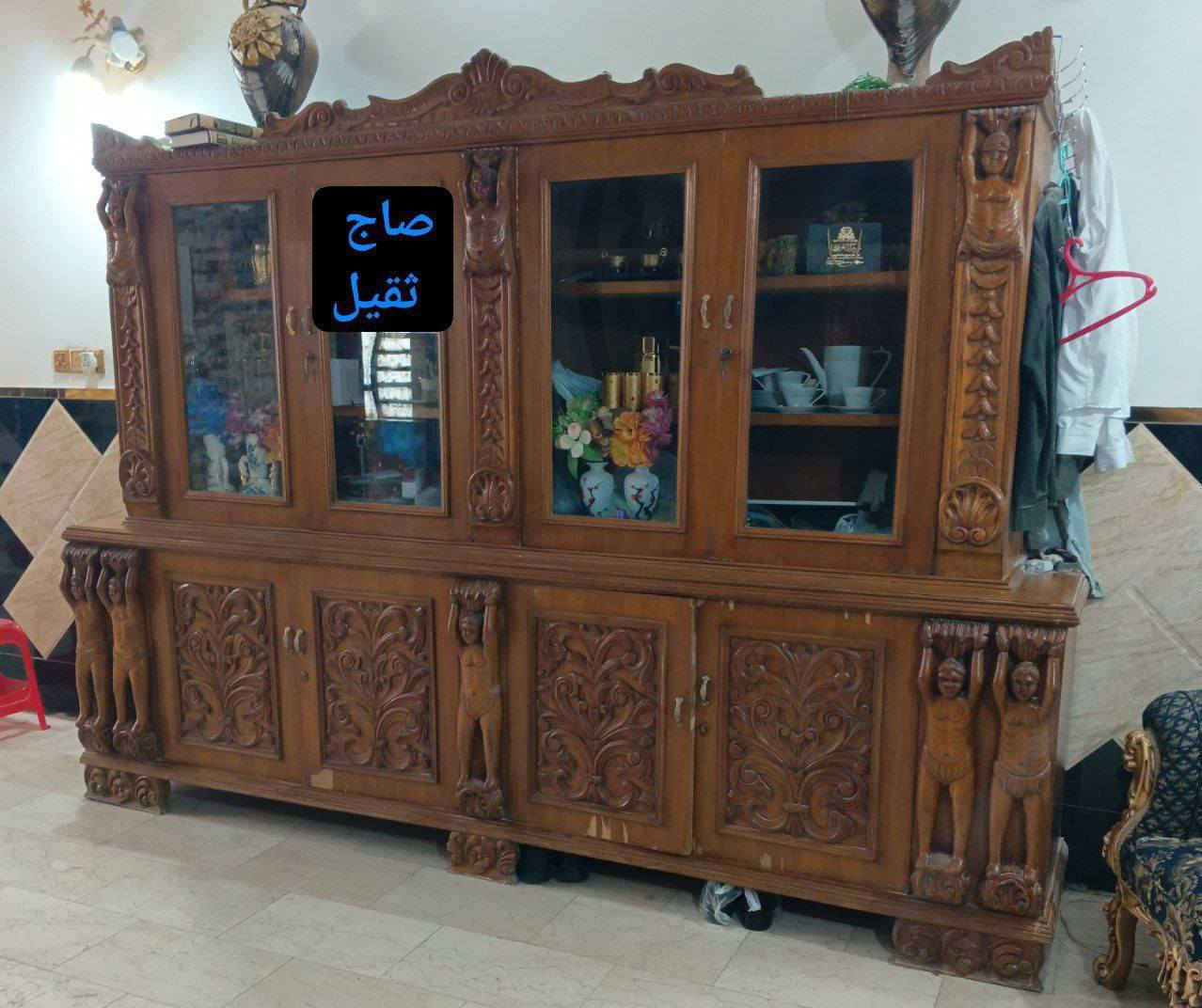 للبيع بوفيه خشب أصلي قديمة تراثية وثقيلة جدًا، مصنوعة من الخشب الطبيعي المحفور يدويًا، تتميز بتصاميم فنية وزخارف مميزة تعكس الأصالة والفخامة.
✔️ صناعة قديمة متينة تتحمل الاستخدام الطويل.
✔️ تحتوي على خزائن وأبواب زجاجية لحفظ الصحون أو التحف.
✔️ قطعة ديكور مميزة تصلح للبيوت الكلاسيكية أو لمحبي الأثاث العتيق.

📍 الحالة: مستعملة لكن بحالة جيدة جدًا بالنسبة لعمرها.
⚖️ وزنها ثقيل جدًا مما يدل على جودة الخشب.
٤ م  الطول

 ١ م   العرض

السعر 250 الف

العنوان نجف كوفه حي كندة

لايوجد توصيل 
للحجز والاستفسار مراسله الصفحه الرئيسيه النا


**إذا كنت صاحب هذا الإعلان وتريد حذفه لأي سبب، رجاءا أرسل رسالة إلى الدعم الفني**