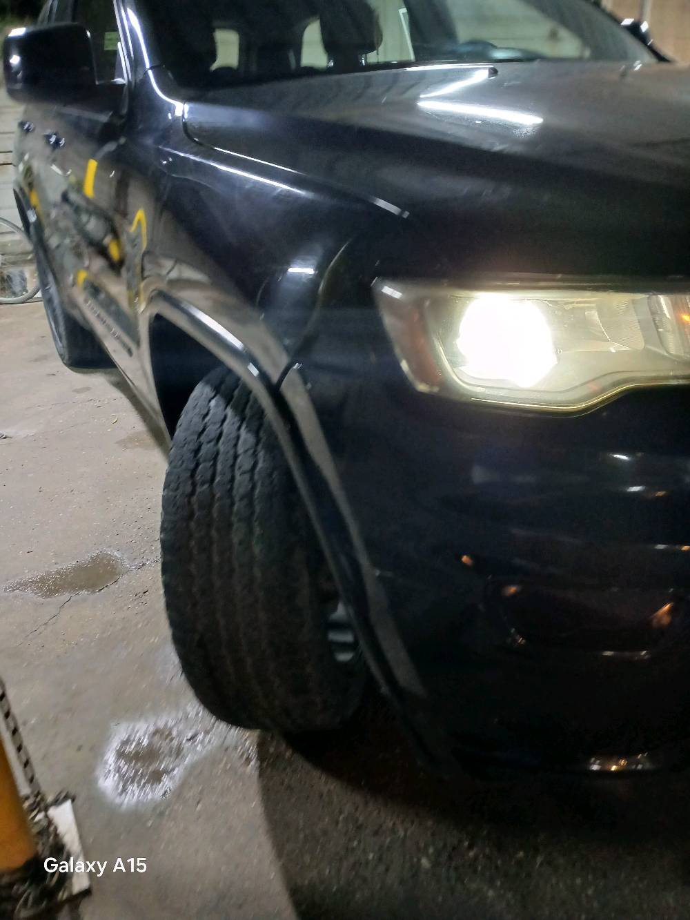 السلام عليك عارض جيب كراند شيروكي لاريدو سوداء للبيع تم تصنيعها عام ٢٠١٨
وارد أمريكي بيها خوش مواصفات هي
كاميرا خلفية
مستشعر وقوف
تدفئة مقاعد
بصمة
شاشة
مراية جانبية كهربائية 
جامة السايق كهربائية
جامع راكب الصدر كهربائية
إنذار 
تحكم تلقائي بدرجة الحرارة
مصابيح ليد 
تدفئة الستيرن. و المقود
4×4
مصابيح ضبابية لكشف الضباب
زر تشغيل 
ضوء عالي تلقائي
جنطة كهربائية
حساسات ضغط الإطارات
نظام تنبيه السائق و مقعد الصدر عند عدم لبس حزام الأمان





بيها خمس قطع
الجاملغات الامامي 
بنيد
باب الصدر
باب المقع الخلفي الموجود خلف السائق
السعر ١٧٨٠٠
للاتصال اتصل على ***********
          او اتصل على ***********
الموقع.        ( بغداد -الغزالية)