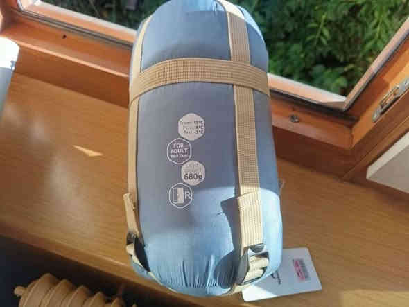 سليب باك  شتوي ماركة نايجر هايك مال تسلق وزنه ٦٧٠ غرام ريش بط .بسعر ٣٥ الف  يتحمل  درجة حراره _3  سيليزي   رقم واتساب ***********
