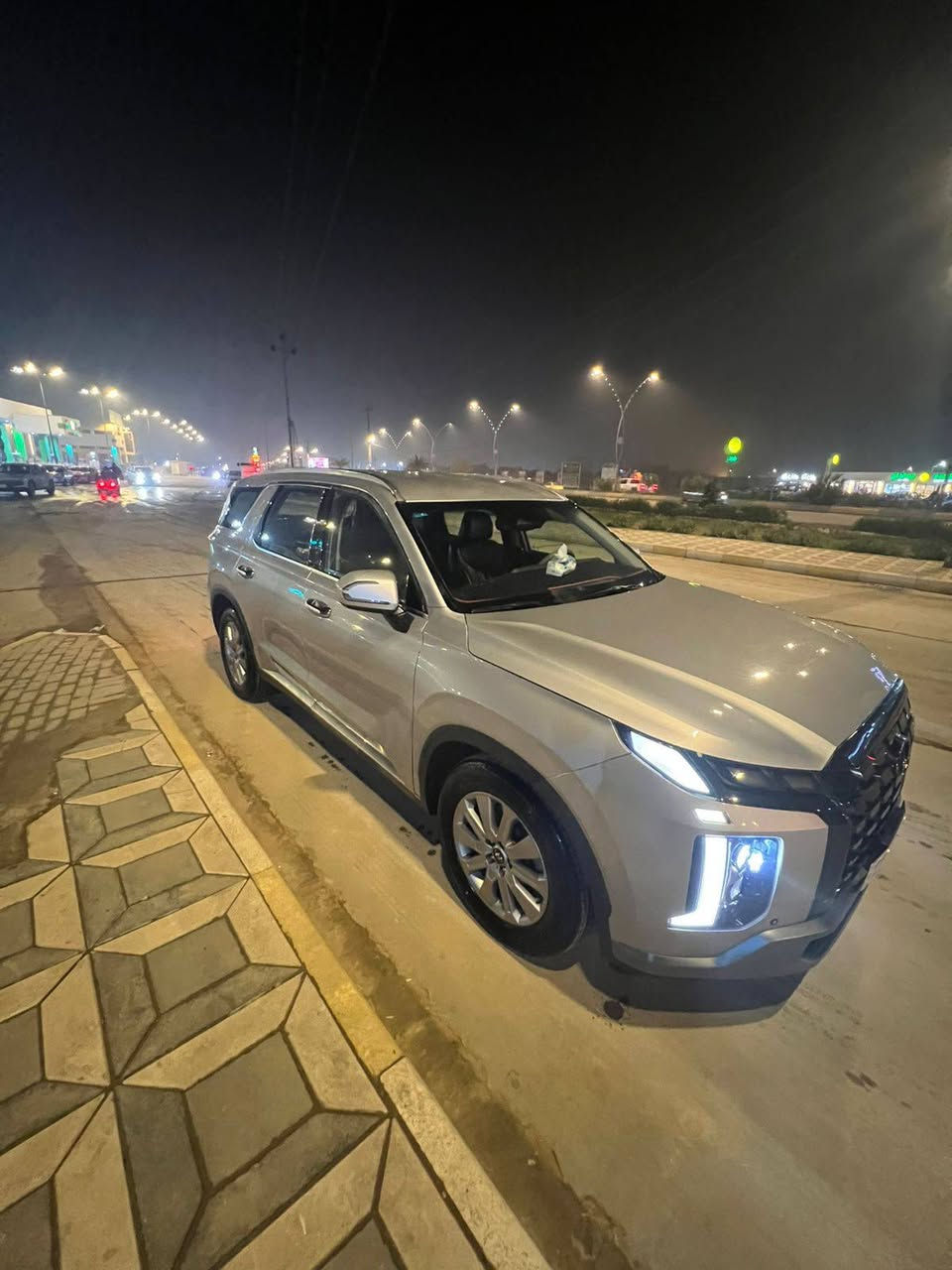 السلام عليكم اخواني هونداي باليسايد 2023 رقم بغداد بأسمي.  السيارة بعد احلئ من الصور.   حادثها حلو بدون دواخل ولا كلشي ومبدلات. ومصلحة تصليح درجة أولى وصور الحادث مرفقة مع المنشور  مكانها واسط الكوت مركز المدينة  سعرها ٢٩٥ وبيها مجال قليل   للأستفسار *********** 
 مواصفاتها
المواصفات الداخلية
زجاج كهربائي
سنترلوك
كراسي مدفأة
مدخل USB / AUX
أكياس هوائية
تحكم مقاعد كهرباء
تحكم مقود
ذاكرة مقاعد
مقود مدفأ
مكيف
نظام إنذار
مشغل أسطوانات
مقاعد جلد
مقاعد رياضية
مقاعد مبردة
مقعد خلفي كهربائي
المواصفات الخارجية
دخول بدون مفتاح
مرايا كهربائية
مصابيح زينون
مصابيح LED
هوك خلفي
حساسات خلفية
مرايا قابلة للطي كهربائياً
أنوار نهارية
إطار احتياطي
جنوط
حساسات أمامية
مواصفات السلامة والتقنيات
لايت ثلاثي العدسات
كاميرات 360 درجة
صور الحادث موجودة
كلين تايتل (تعتبر)
المحرك والأداء
حجم المكينة: 6 سلندر
السعة: 3800 سي سي
مواصفات إضافية
رادارات خلفية وجانبية
فتحة سقف
كشنات كهرباء
خزّن وضعيتين مع تدفئة وتبريد المقاعد الأمامية والخلفية
4 وضعيات قيادة
قراءة خطوط السير
صندوق كهرباء
3 قطع تبريد
حساسات أمامية وخلفية
دشبورد شاشة ديجتل
دخول بالبصمة (ذكي)
سايد بريك كهربائي
أوتو هولد + نقطة عمياء
شاحن لاسلكي
مثبت سرعة
