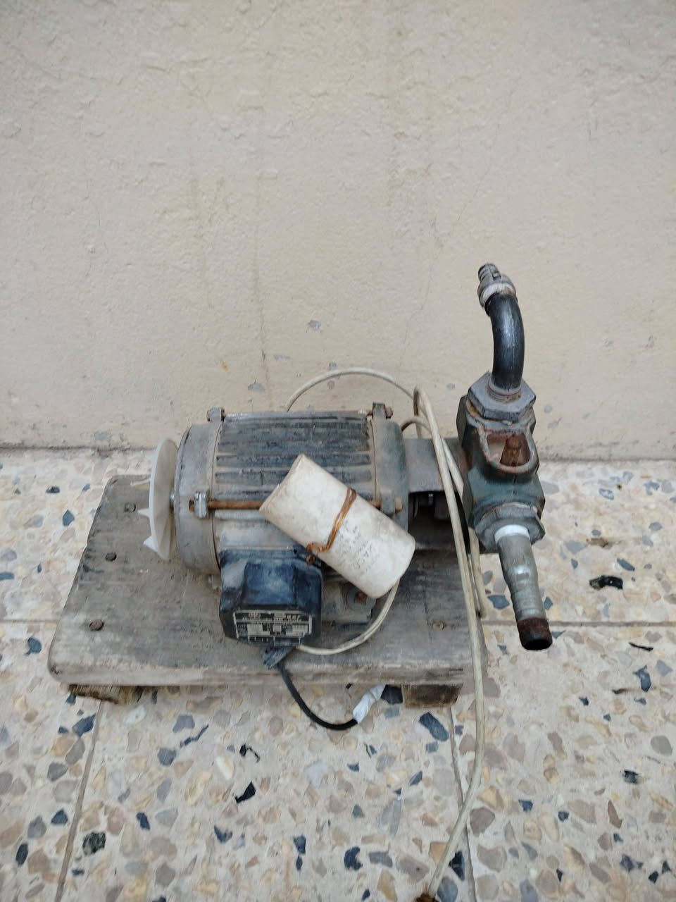 سلام عليكم عندي ثلاجه ماطور مال مي للبيع ضمان اثنيناتهم ضمان اسبوع اثنين بسعرهم 55 عنوان كراج شمال *********** اللي يريدهم يراسلني على الواتساب فقط
