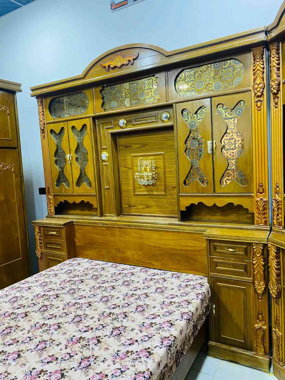 توجد غرفة نوم هودج قطعتين أربعينية ام دنك متكونة من 6قطع نضافة فول خشب درجة أولى هية  ودوشكها السعر مليون و350 العنوان الرمانة الاستفسار علرقم ***********
