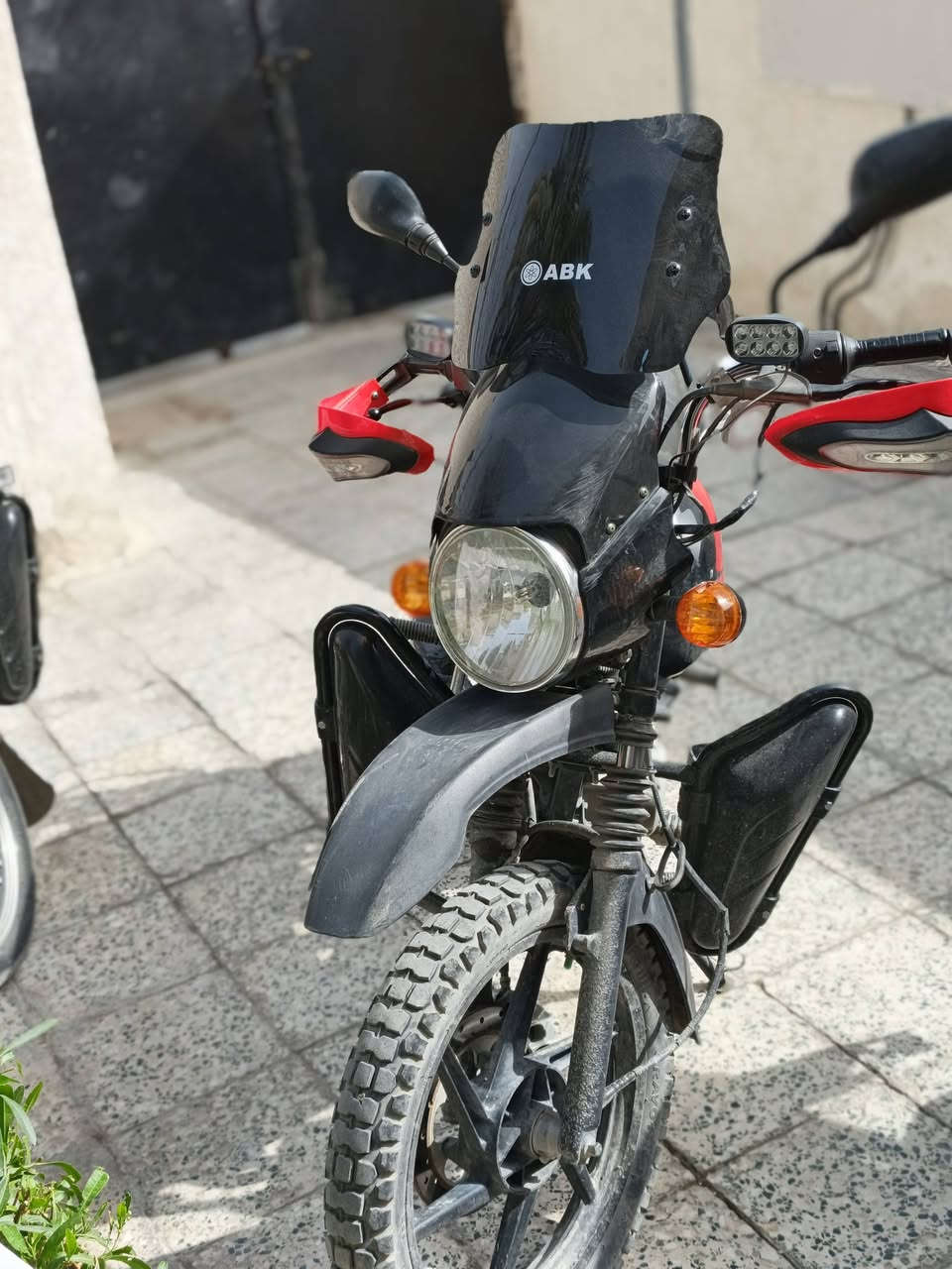 سلام عليكم بوكسر حلوه مرتبه وناعمه اوراق كامله مابيه اي نقص تجي وتشوف بيه شغلات بصيطه كهربيات كامله حلوه 
مديل 23
***********
