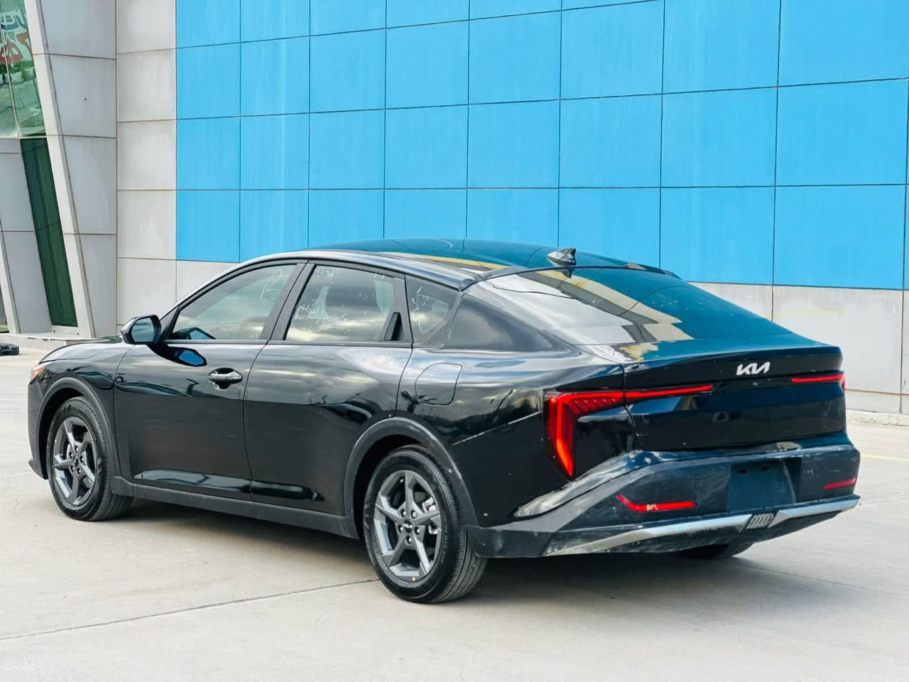 السلام عليكم
كيا K4 الشكل الجديد 2025🖤
2025 KIA K4 LX
محرك 2000 دوش المرغوب
بدون صبغ ✅
بدون ايرباك✅
بدون تبديل ✅
صور حادث موجوده 👇🏻

موصفات LX
شاشه ايباد عدد ٢
تشغيل عن بعد
رادار جانبي
تحديد مسار
رادار امامي
رادار خلفي
توقف ذاتي
قياده ذاتيه
شاشه كار بلي +اندرويد
سايد بريك بصمه
اوتو هولد
نظام سبورت ونورمل
تحكمات ستيرن 
وهواي بيها مواصفات

السعر  149ورقة بدون رقم ( تترقم شمالي )
واتساب / ☎️ *********** 📞
العنوان / اربيل ( معرض اربيل كارس )
