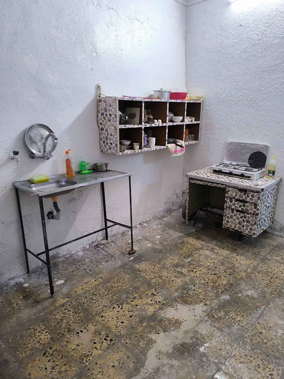 دار للبيع مساحه 160
نوع العقار تجاوز 
يحتوي عله غرفه 4/4
وكليدور 7/4 
ومطبخ 3/3
ومخزن صغير 1ونص / 1 ونص 
وصيحات داخليه غربي شرقي 
ويحتوي عله طارمه وصحيات خارجيه 
ويحتوي عله ارض وراء البيت ما مبنيه 
عنوان دار خلف مول اهل الخير  فرع ابي غرق 
الاستفسار ***********
