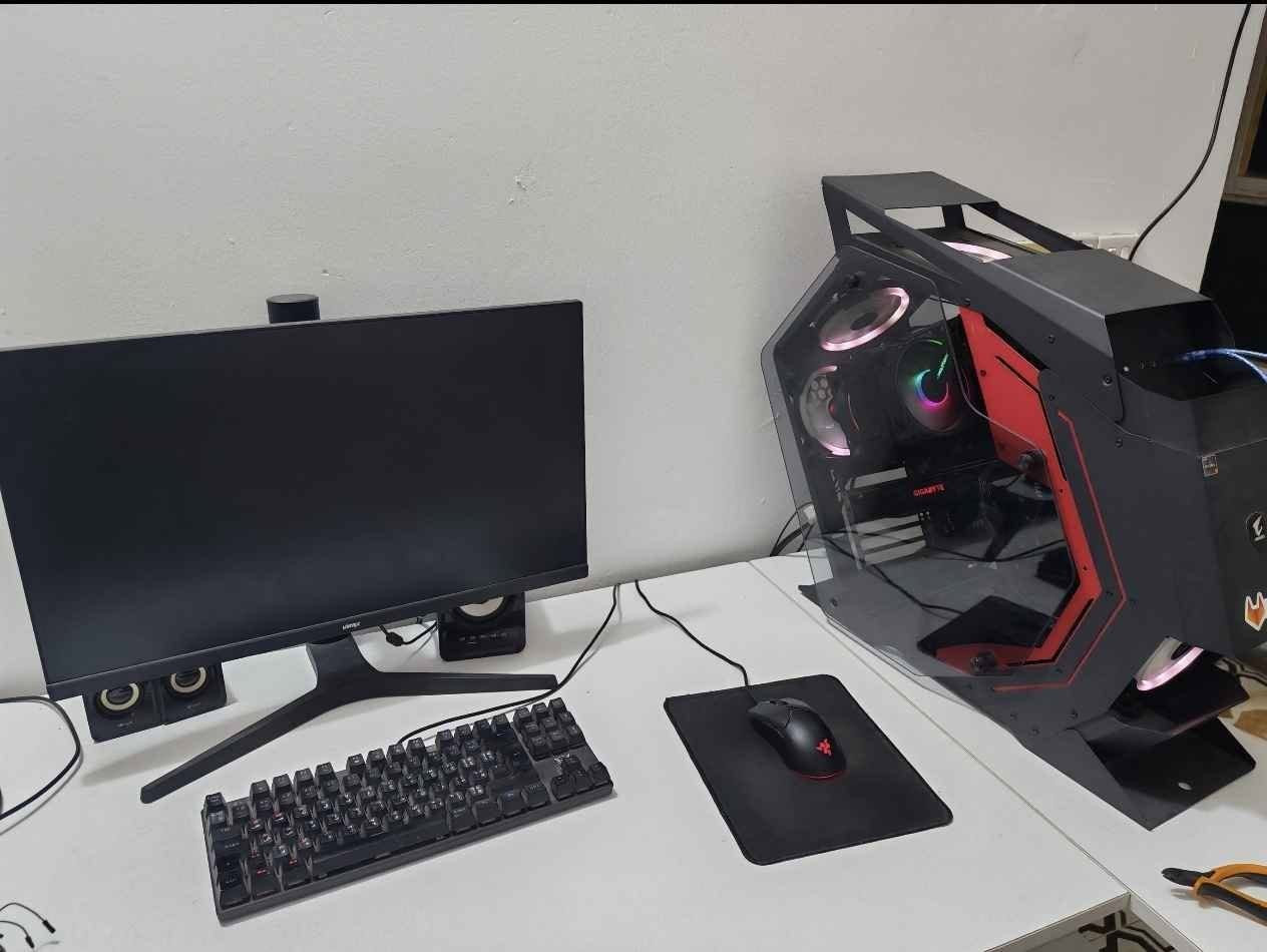 الوحة الام B450 tomahawk
المعالج Ryzen 5 5600x
كرت الشاشة Gtx 1080 ti gigabyte
التخزين هارد واحد تيرا ssd + هارد عدد 2 بسعة 257 ssd + هارد واحد تيرا hdd
الرام 32 كيكا سامسونك 
البور سبلاي Psu 650 msi mag
الماوس Mouse razer viper mini
كيبورد ميكانيكي باضائة RGB قابلة للتخصيص 
الشاشة فورتكس 165hz
منظومة ups online بسعة 1kva
سماعات مكتبية + سماعة كيمنك + كرسي كيمنك بغداد, العراق


**إذا كنت صاحب هذا الإعلان وتريد حذفه لأي سبب، رجاءا أرسل رسالة إلى الدعم الفني**
