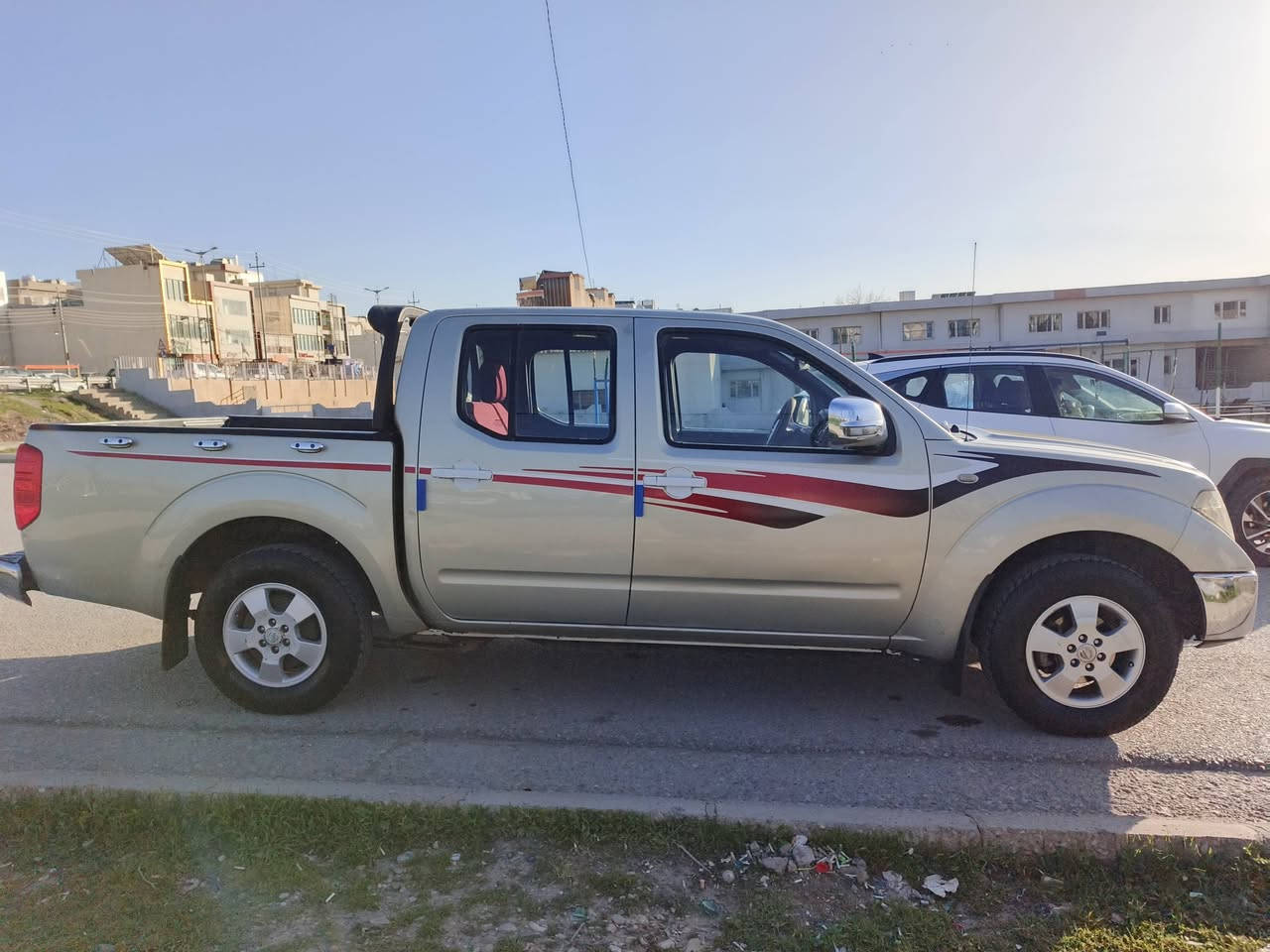 نیسان ناڤارا مۆدێل 2008  یەک پارچەو دوپەڵە بۆیاخی هەیە تۆزێ  کاڵبونەوەشی هەیە  بەشەرتی گێڕو مەکینە و تەبرید ساردی وگەرمی چوارجام کارەبای ئاوێنە کارەبای سەنەوی  1ساڵی ماوە بەناوی خۆمەوەیە هەمو گیانی بەشەرت 95$ معامەلەسلێمانی ***********
