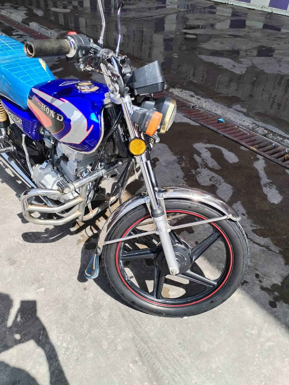 اسلام عليكم دراجه هوندا دراجه نظيفة مكينه ما مفتوحه وين ما أتريد افحص تاير اليوم بيها تخم تاير اليوم شديت الخلفي جديد أوراق اصولي مو اسكنر مكاني الديوانية رقم تلفون *********** السعر ب٨٥٠ وبيها مجال مكاني الديوانية وكيلها بالحله
