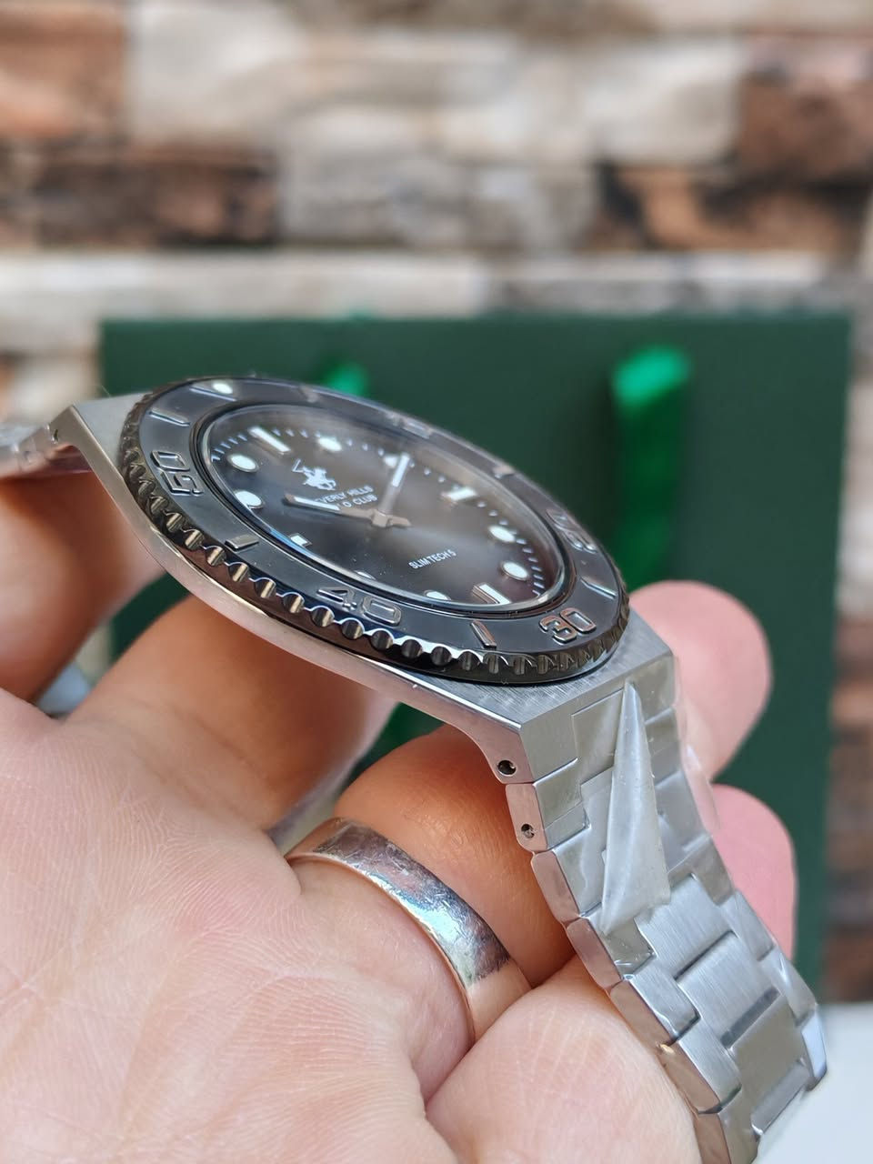 بسمِ الله ، والصَّلاة والسَّلامِ عَلَىٰ رَسُولِ اللهِ  ﷺ.🌿
#مــزاااااد
ساعة #بيفرلي_هيلز_بولو الأصلية ☑️
ساعة رجالية من طراز Beverly Hills Polo Club BH-BP3714X.350 Slim Tech 5. تنتمي هذه الساعة إلى مجموعة "Quartz Slim" ، وتتميز بتصميمها النحيف والأنيق المستوحى من ساعات الغوص العتيقة. 
تأتي الساعة بقطر هيكل يبلغ حوالي 40-41 ملم، وتتميز بإطار خارجي (Bezel) مزخرف بأرقام، مما يمنحها مظهراً رياضياً وكلاسيكياً في آن واحد، ويجعلها ملائمة لمختلف المناسبات اليومية.😍

#يبدأ المزاد من 10$ والرفعة أقل شيء 10$
 والسوم بالدولار$
#المزاد #عرض و #سوم و #طلب وأمر البيع طيب بأذن الله تعالىٰ 

#يبدأ من الآن و #ينتهي يوم غدٍ إن شاء الله الساعة الثالثة و 45 دقيقة مساءً. 

 ☑️ للأعتماد أولاً : أرسال العنوان الكامل ورقم التلفون .

والتوفيق من الله للجميع 🤲
🔹BEVERLY HILLS POLO CLUB 🔹

🔴 المواصفات :
▫️الموديل: BP3714X.350.
▫️آلية الحركة: كوارتز يابانية لضمان دقة عالية في ضبط الوقت.
▫️الهيكل والسوار: مصنوعان من الفولاذ المقاوم للصدأ (Stainless Steel) عالي الجودة لضمان المتانة.
▫️الميناء: ميناء أسود بسيط يتميز بعقارب ومؤشرات مضيئة (Luminescent) لتسهيل القراءة في الظلام، مع شعار العلامة التجارية الشهير (لاعب البولو).
▫️الزجاج: زجاج معدني (Mineral Glass) مطلي بطبقة من الياقوت (Sapphire coating) لزيادة المقاومة ضد الخدوش.
▫️مقاومة الماء: تصل إلى 50 متراً (5 بار)، مما يجعلها مناسبة للاستخدام اليومي مثل غسل اليدين أو الاستحمام.
▫️تتميز بتصميمها النحيف والأنيق المستوحى من ساعات الغوص العتيقة.
▫️تأتي الساعة بقطر هيكل يبلغ حوالي 40-41 ملم
▫️تتميز بإطار خارجي (Bezel) مزخرف بأرقام، مما يمنحها مظهراً رياضياً وكلاسيكياً في آن واحد. 

🔹الحاله جديدة  لك😍

وتكدرون تبحثون على تفاصيلها أكثر 🌹
 
🔸 تأتي مع العلبة الاصلية، والضمان، والعلاكة الخاصة ✅

🚖 يوجد توصيل الى جميع محافظات عراقنا الحبيب 🚖


**إذا كنت صاحب هذا الإعلان وتريد حذفه لأي سبب، رجاءا أرسل رسالة إلى الدعم الفني**