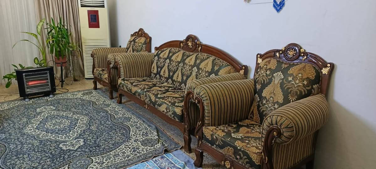 تخم قنفات رئاسي خشب صاج اصلي مستعمل بس نضيف والسفنج قوي
٦ قطع ٤ صغار و٢ كبار /السعر٤٢٥ وبي مجال للشراي للتواصل / ***********
