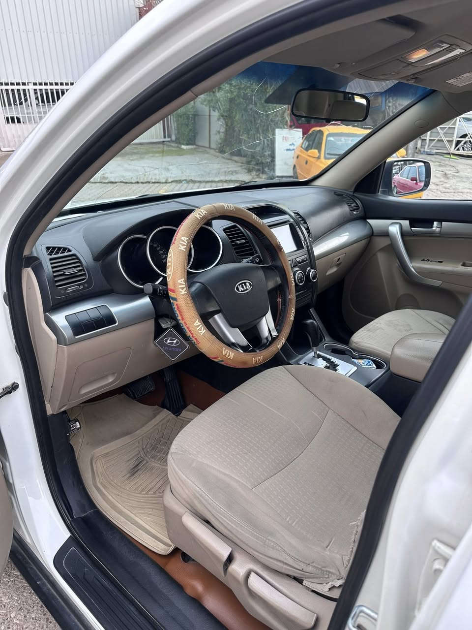 سورنتو 2012خليجي
محرك 4 سلندر 
ماشية : 255 الف 
رقم اربيل وجديد باسمي تحويل ثاني يوم
سنوية ينتهي شهر 4 /2026
تبريد قطعتين
سياره نضيفه حيل مابيها اي شي عدا بارد باب خلف سايق 
7راكب
والسعر147ورقه وبي مجال
***********
