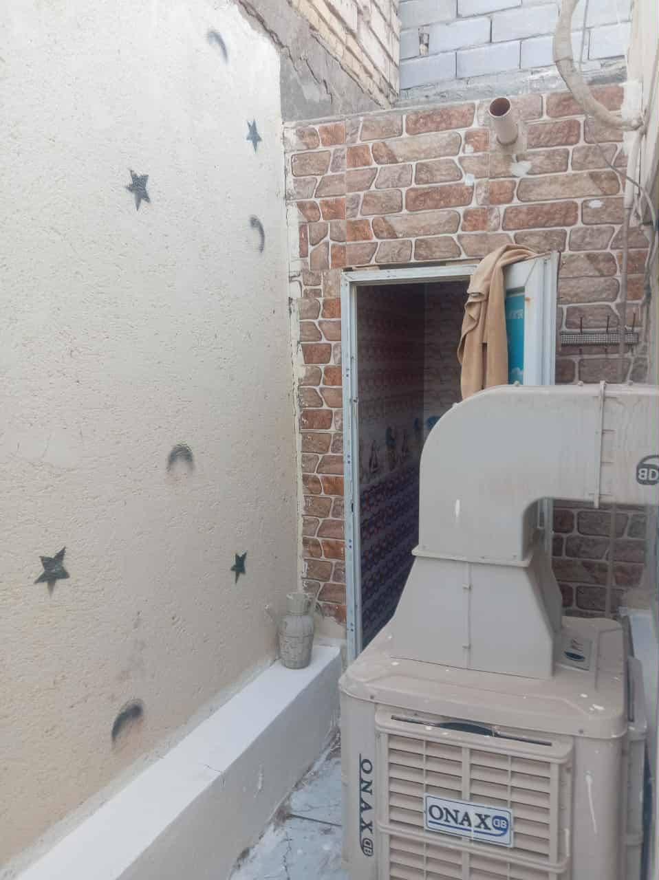 بيت للبيع او مراوس بسيارة حديثة 
المساحة/  155 متر
الطابو / زراعي
البيت مال جناي مشتري من ابو الارض 
نوع البناء/ بلوك عكاده سنة 2021 بناء درجة اولى 
التفاصيل
طابق واحد/ يحتوي على غرفتين وصالة ومطبخ وحمامات ثنين داخلية وخارجية وكراج 
متوفرة جميع الخدمات ماء وكهرباء ومدارس
العنوان / النجف . الكوفة . شارع المعمل . قرب اسواق الكرادة. ثالث بيت على الشارع العام
السعر/  32 وبي مجال قليل 
باقي التفاصيل خاص او واتساب فقط
***********
