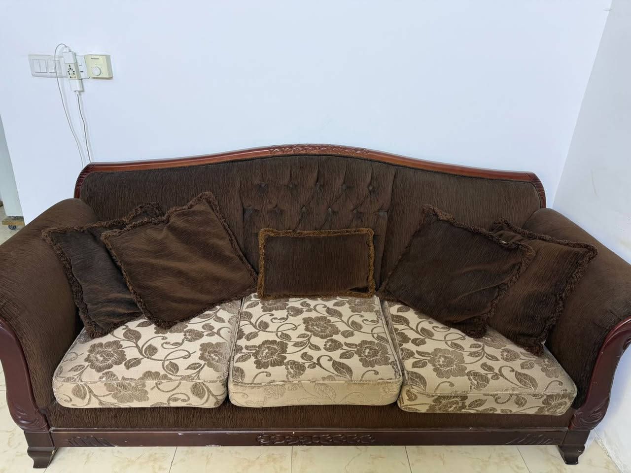 تخم قنفات خشب صاج اصلي
بحالة جيدة جدا
عشرة مقاعد 

قنفات اثنين ثلاث مقاعد
قنفة مقعدين
مع كرسيين 

واربع طبلات وميز وسطي


**إذا كنت صاحب هذا الإعلان وتريد حذفه لأي سبب، رجاءا أرسل رسالة إلى الدعم الفني**