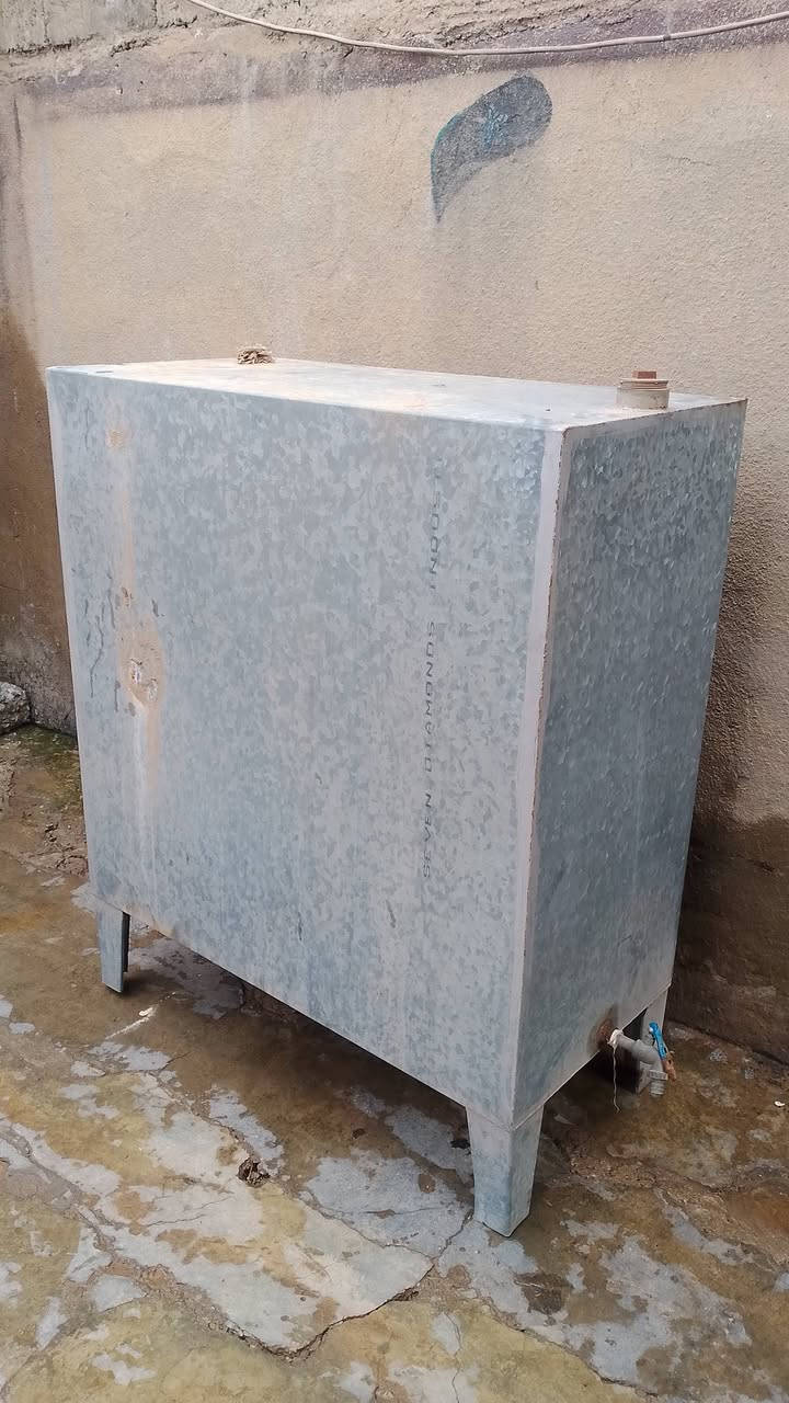 تاانكي نفط للبيع سعر 45 الف يلزم 400 لتر نضيف مابيه عيب اتصل ع رقم *********** حي العروبه كركوك
