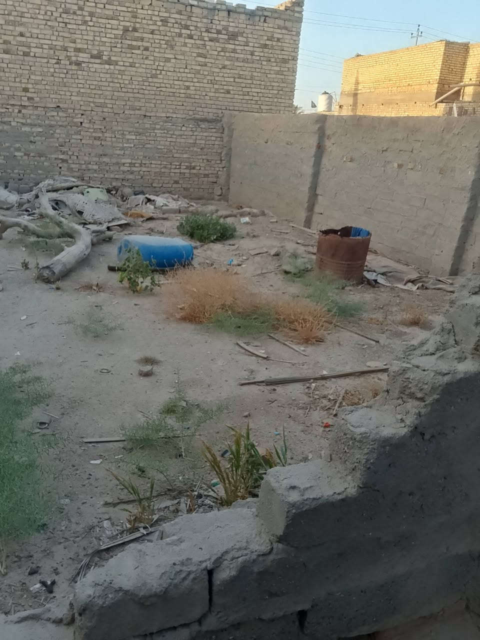 سلام عليكم بيت للبيع  المساحه 220م كامله بي تديوانيه وغرفه وصحيات ولباقي قطعه لمكان حاوي العباس قريب على التبليط 50م السعر 21وبي مجال قليل ***********
