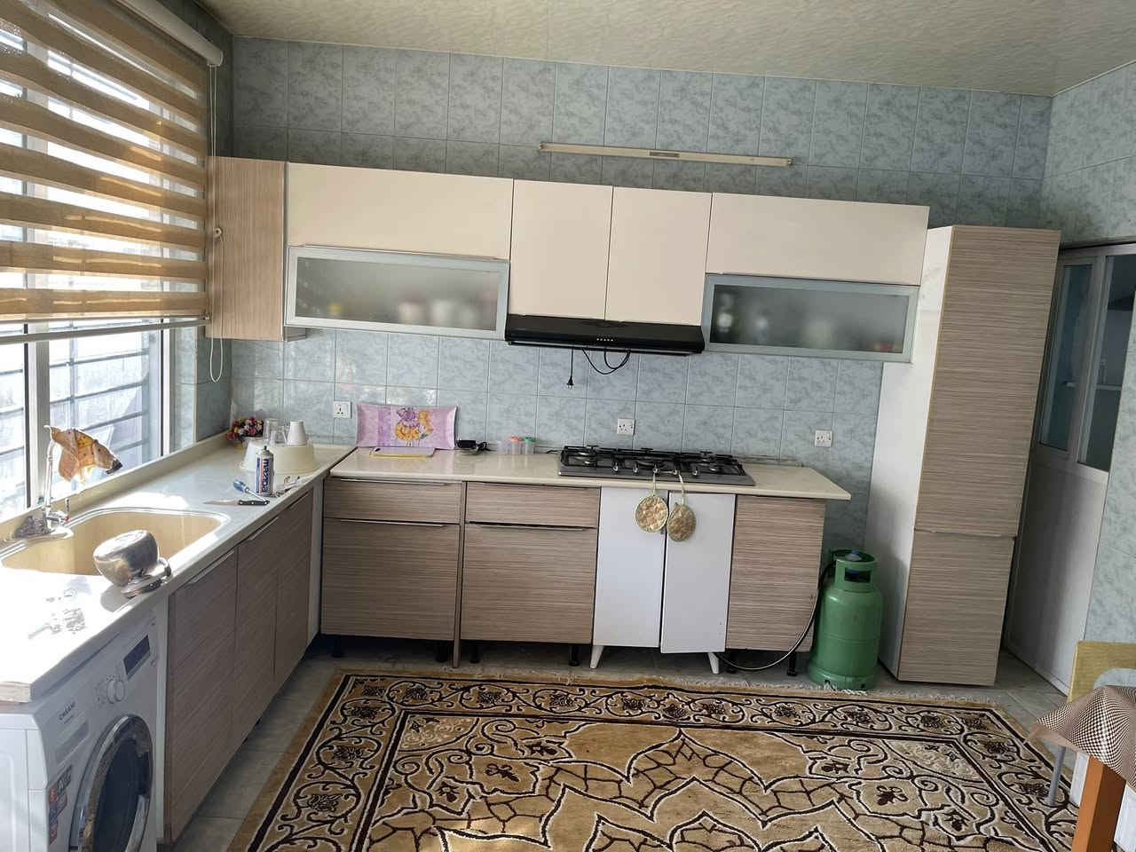 السلام عليكم للبيع بيت 200 متر  طابقين
رابرين شارع ملتي مول  غرفتين نوم  صاله وهول ومطبخ  حار وبارد   الطابق الأرض
مؤثث  السعر 10 شدات  ***********
