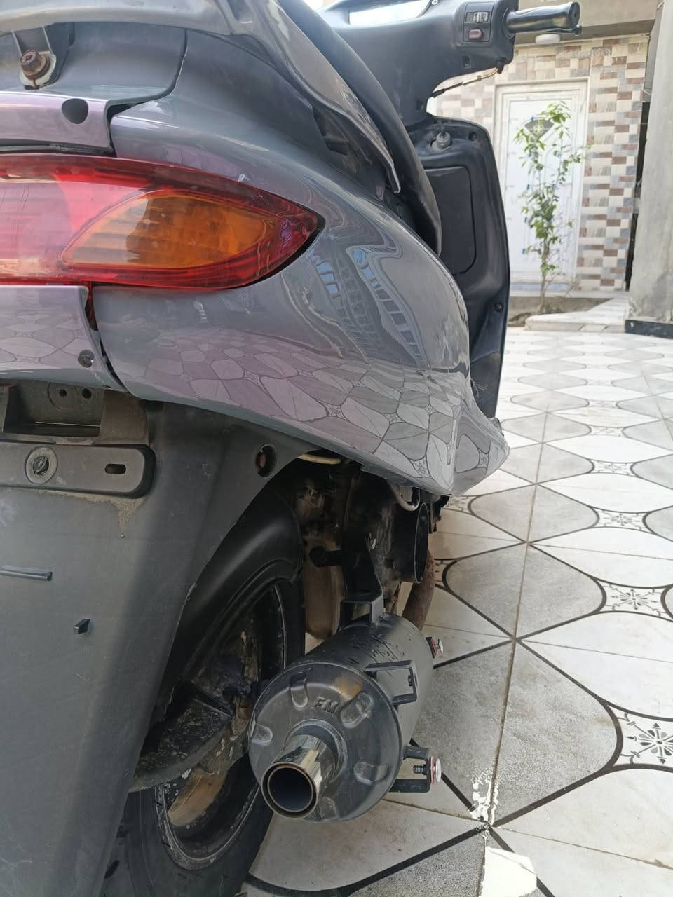 سلام عليكم فراشه للبيع دراجه نضيفه وجديده شوفت عينك زوج تايرات جدد لايت زنون دبل خلفي جديد معمره هستوه دراجه كابريتر فلتر شوته بلك دراجه خرسه مجفته تجفيت درجه اول شغال هندر وسلف بس باتري ضعيف صالنصه رياضي FM سعر 270 وبيه مجال بصيط مكاني دوانيه حي جامعه او لاتصال *********** كلشي ذكرتلك
