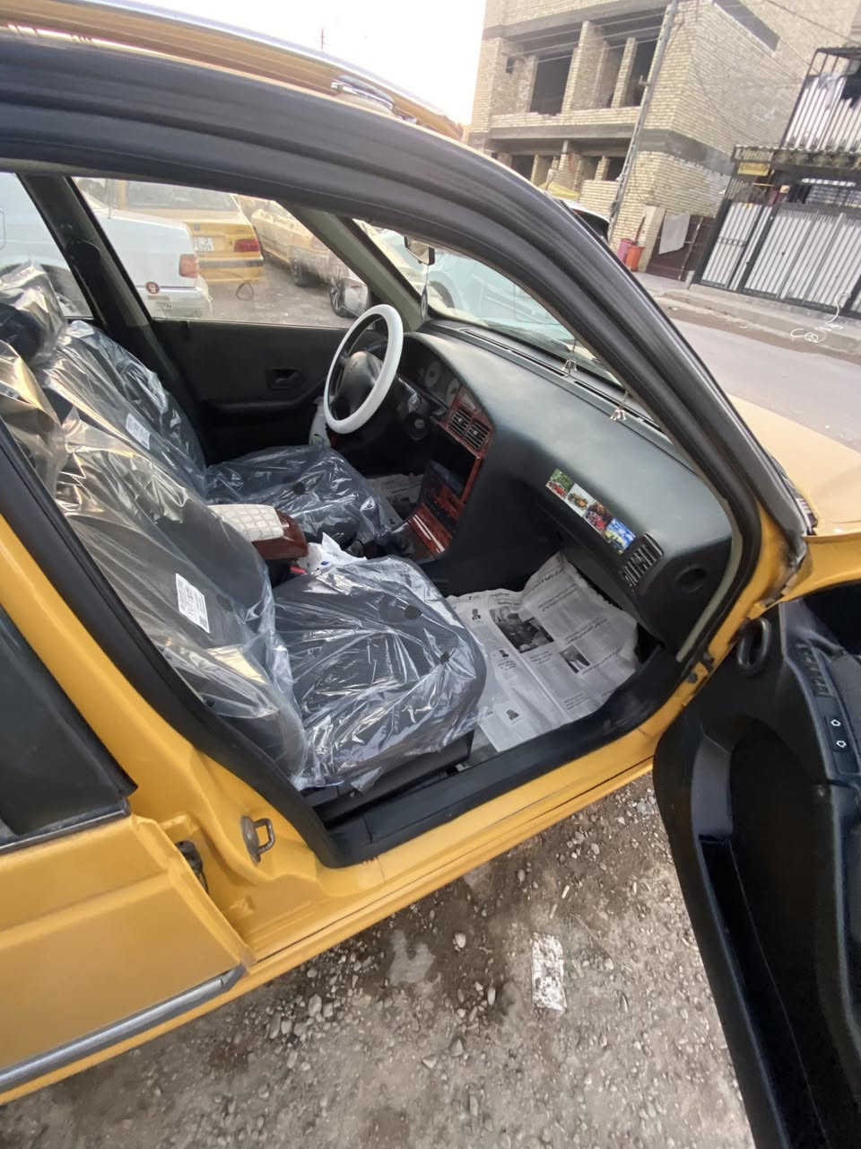 السلام عليكم بيجو بارص 15 
تخم تاير جديد 
صدر امامي خلفي جديد 
تبريد ثلج 
مكينه و كير جديد 
لسياره خير من الله مناقصه شي 
السياره معمر الهلال الايمن وشوي باخين الباب والجاملغ الايمن بي طخه مكحل 
باسمي تحويل ثاني يوم 
سيبايه ابو عمار و شاشه السياره ربع ماذب عليها 
مكان السياره بغداد الحبيبيه 

لاستفسار انتصل 📞على الرقم ***********
