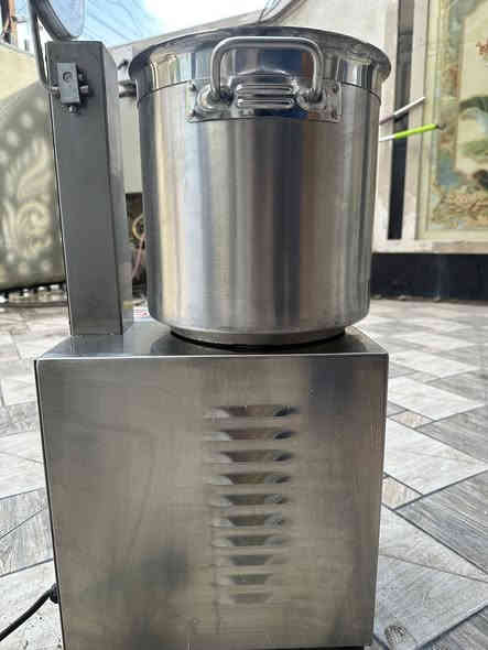 خلاط حمص استعمال شهر فقططط + عارضة مقبلات ١٢ بلانك + طباخ ٣ عيون خارجي مشتغله بليت جوانب ووجه وعندي نواعم 
تواصل واتساب اخوان ممتواجد فيس
*********** 
مكاني بغداد الدورة
