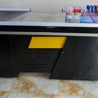ميز كاشير • ٢م • نظيف