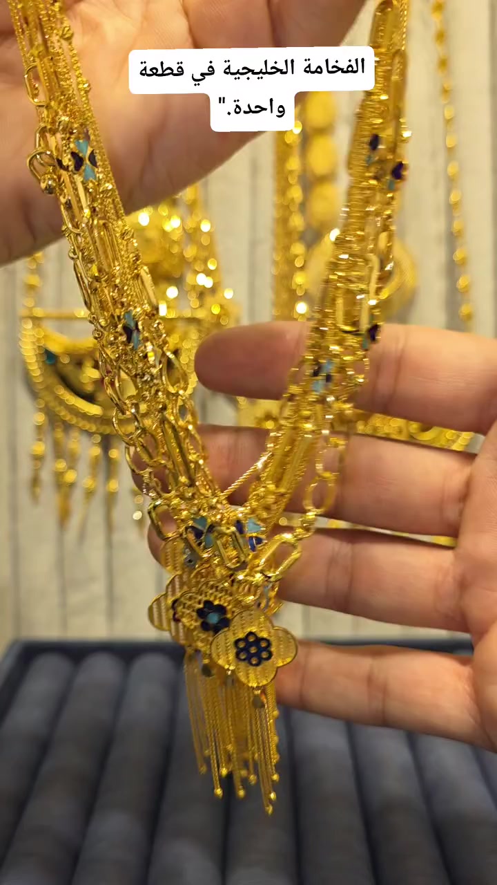 "للجمال تفاصيل.. وللتفاصيل خليجي إكستر."
استمتعي ببريق الذهب الأصفر الأخاذ مع قلادة إكستر بتصميمها الخليجي الحديث
#Gold #Jewelry #Luxury #GoldBracelets #FineJewelry #InstaGold #ذهب #مجوهرات #عالم_الذهب #فخامة


**إذا كنت صاحب هذا الإعلان وتريد حذفه لأي سبب، رجاءا أرسل رسالة إلى الدعم الفني**
