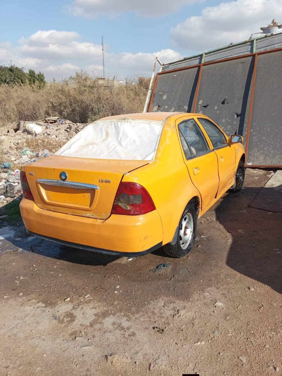 سيارة تاكسي باللون الأصفر معروضة للبيع. بحاجة إلى بعض العمل في الجسم الخارجي وبعض القطع المفقودة. هذه السيارة مناسبة للاستخدام داخل المدينة أو لتعديلها حسب الحاجة. السعر قابل للتفاوض بناءً على حالة السيارة واحتياجات المشتري.