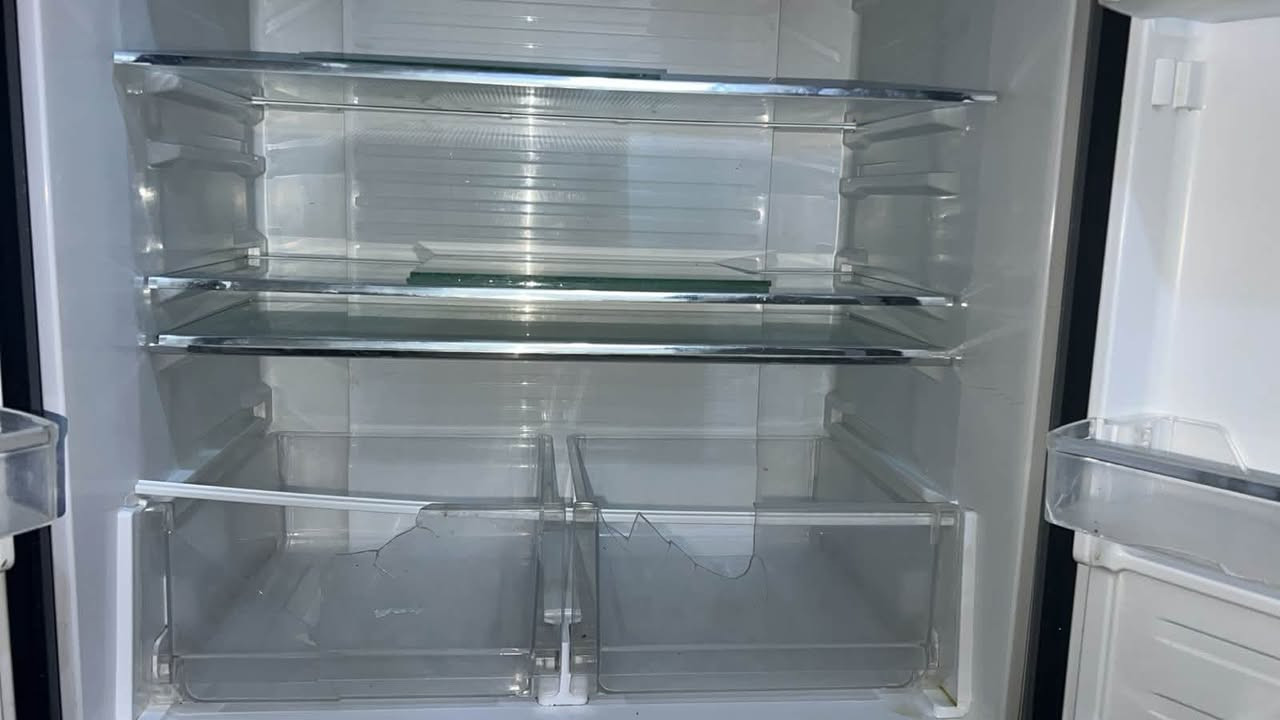 ثلاجه dlc
اربعه ابواب 

بيها كسر بجامه الباب الصغير موضح بصوره 

شغاله كامله مابيها شي 

سبب البيع عدم توفر مكان 
السعر ٤٠٠

***********
