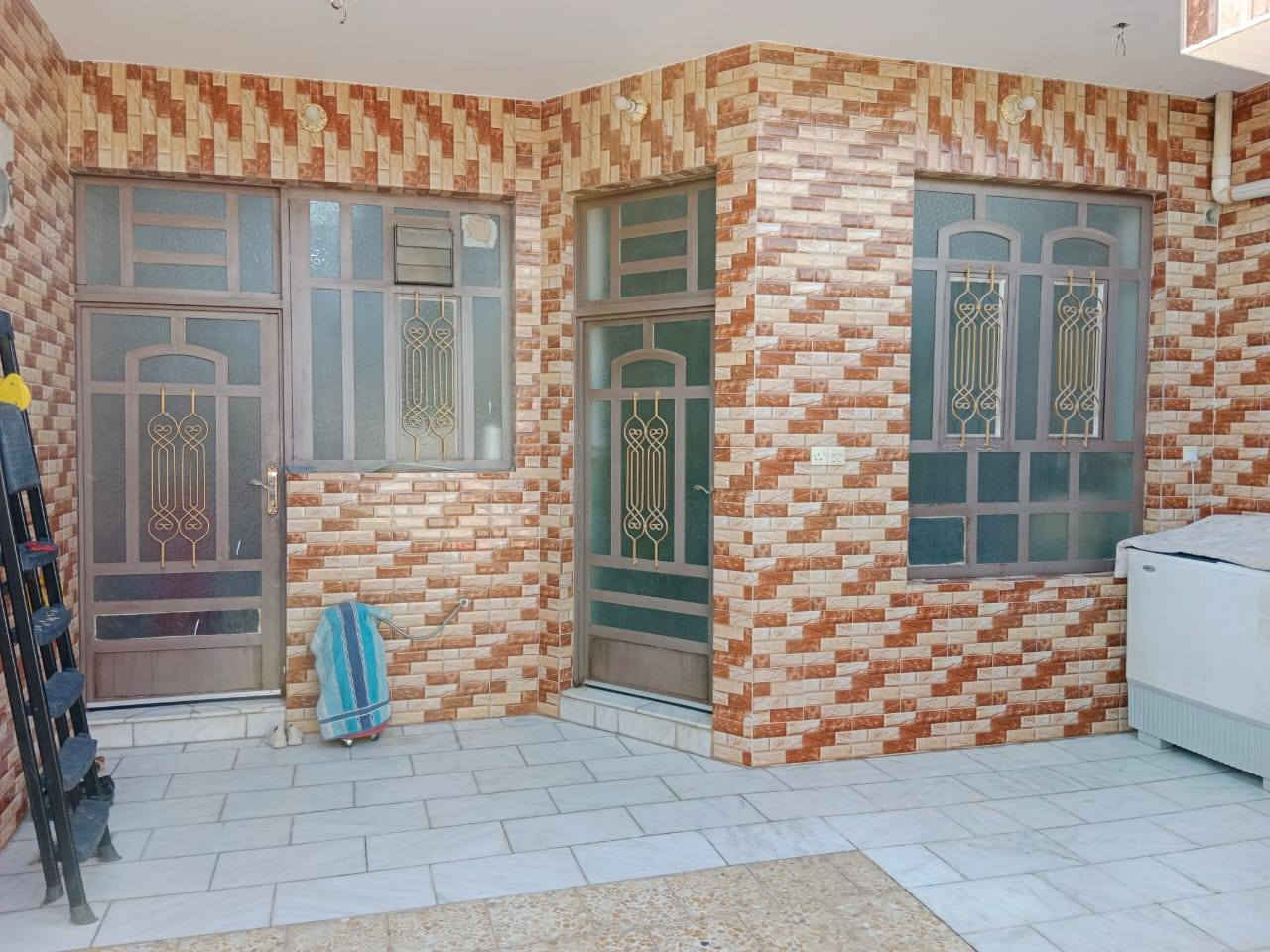 مشتمل ١٢٠ متر للبيع طابو صرف المهندسين ع ساحه مقابل مول سيد زيد  الطابق الاول صاله ومطبخ وصحيات وغرفه نوم ومنور الطابق الثاني غرفتين نوم وكلدور وصحيات  منطقه هادئه وع ساحه السعر ١١٥ بناء حديث واجهته ٦متر
***********
