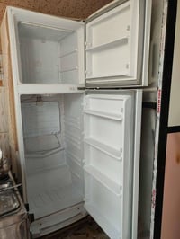 ثلاجة • ١٤ قدم • مصلّحة