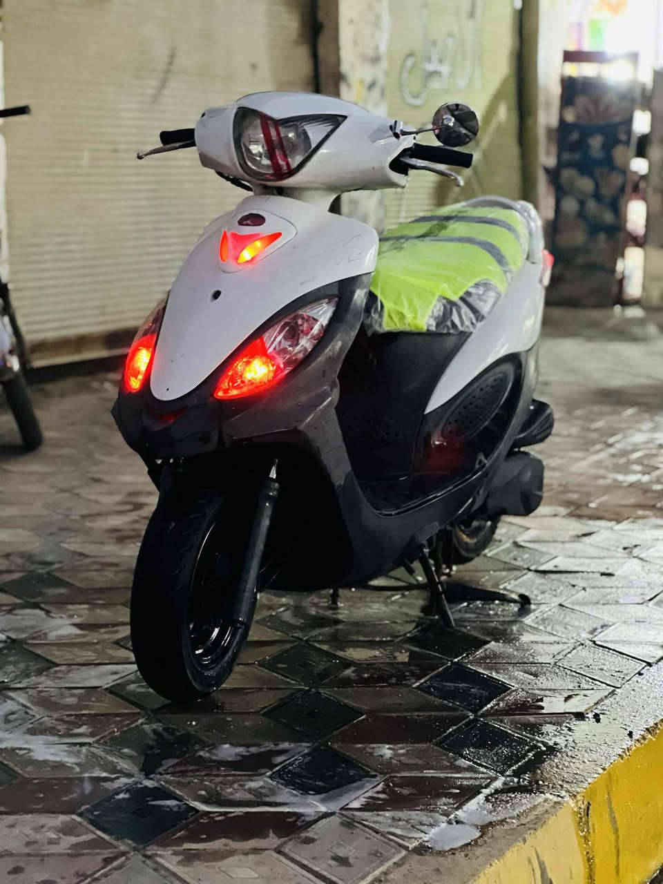 سلام عليكم شباب دراجه كامكو للبيع كفاله عامه دراجه نضيفه كدامك عينك موديل 13 السعر 900 وبيه مجال المكان قلعت سكر مكلف بل نشر هاذه رقم راعيه ***********
