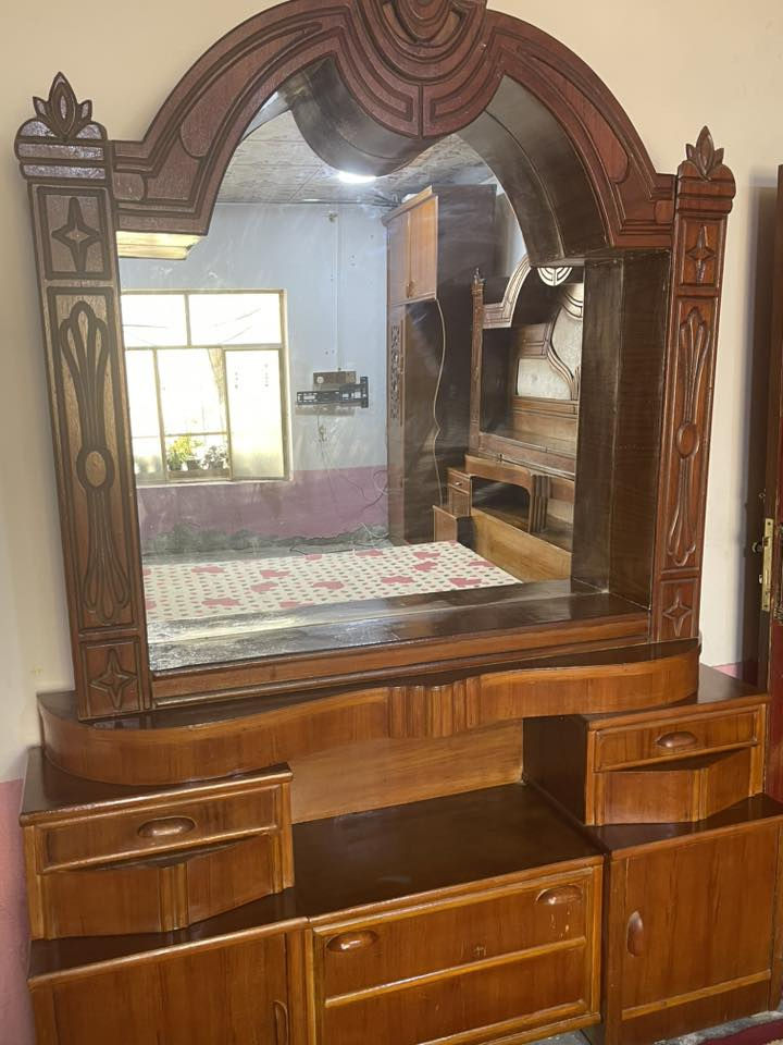 غرفة اخشاب صاج ام السته باب 
طابقين تزكام عراقي درجه أولى 
#فخمة وسعر 800 ألف .مستخدمة نظافة ‎%‎90 
للأستفسار الاتصال بالرقم
 ***********
