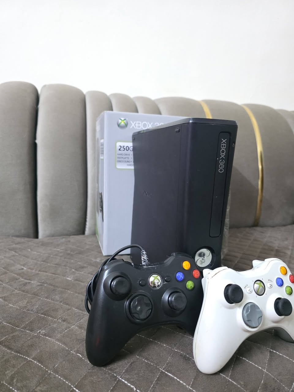 اكس بوكس 360مهكر حيل حيل نظيف يحتوي على 148لعبه ويحتوي على 2جوستك وكارتون وكامل غراضه بلادي شرط الفحص السعر 130وبي مجال للطيبين توصيل جميع المحافظات متوفر ***********
