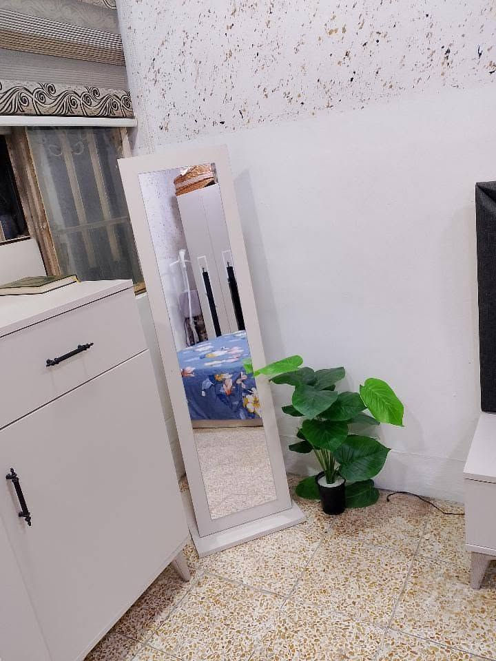 غرفه تركيه مستخدمه شي قليل نضيفه حيل 8 قطع السعر 550 وبيها مجال رقم الهاتف ***********
