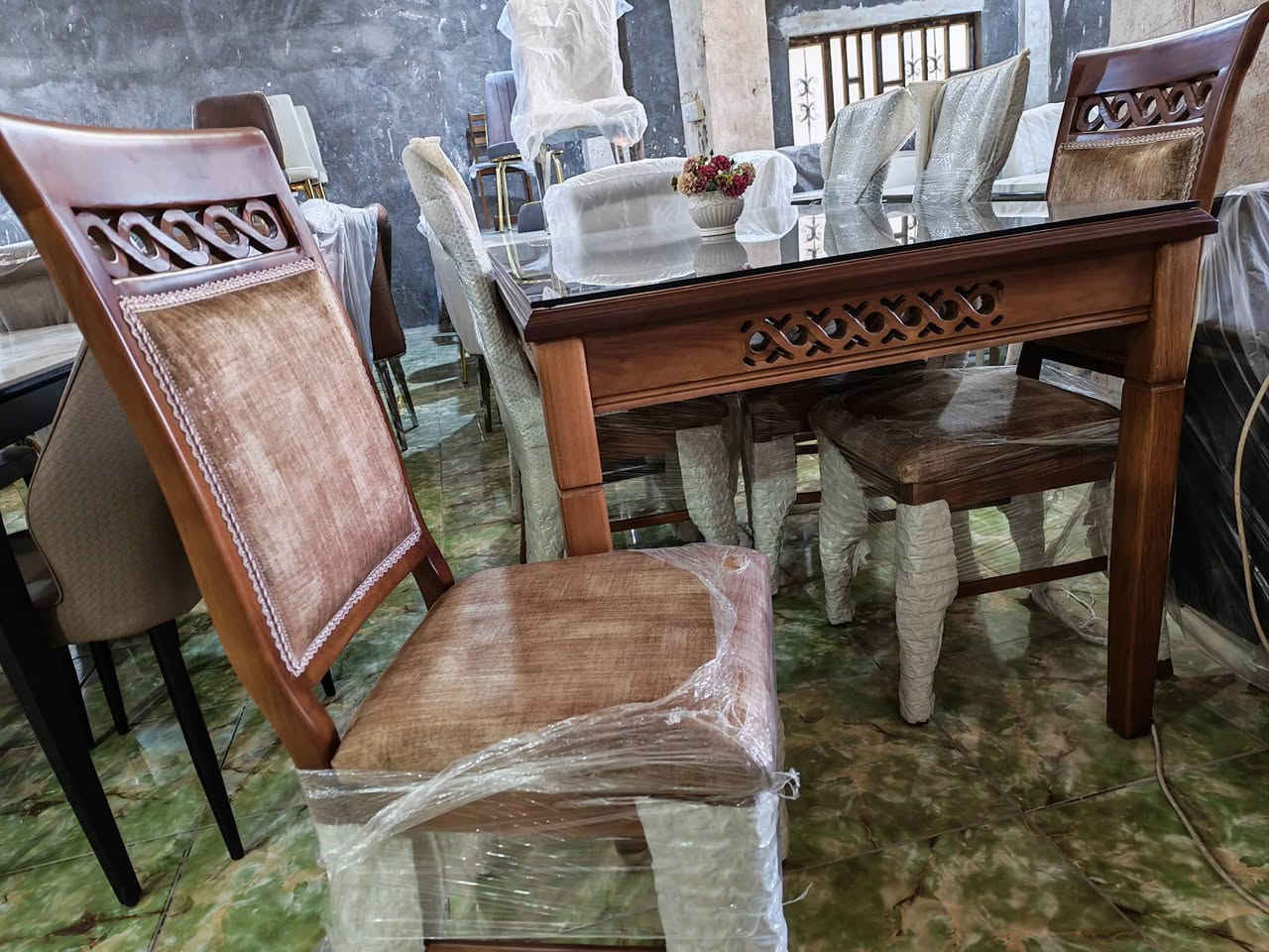 البيع بالنقد  والقسط المريح  
وصل لدى معرض القزاز للاثاث الجاهز في الشطره 
قرب مطعم الكرار 
ميز طعام 4كراسي خشب زان لون صاجي
يمتاز بالقوه والمتانة 
للاتصال *********** واتساب
