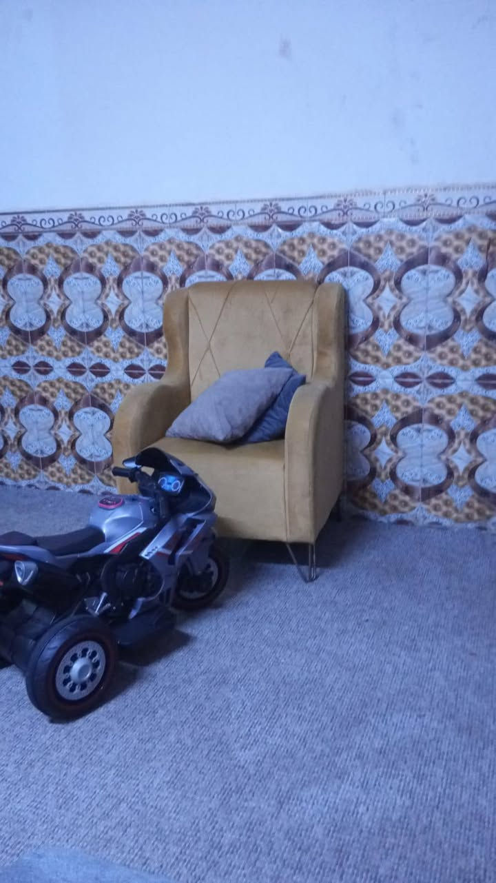 تخم قنفات تركي  يتكون من ثلاثة كبار وثنين كراسي ومخادهن  السعر 350 
لاستفسار واتس اب ***********
