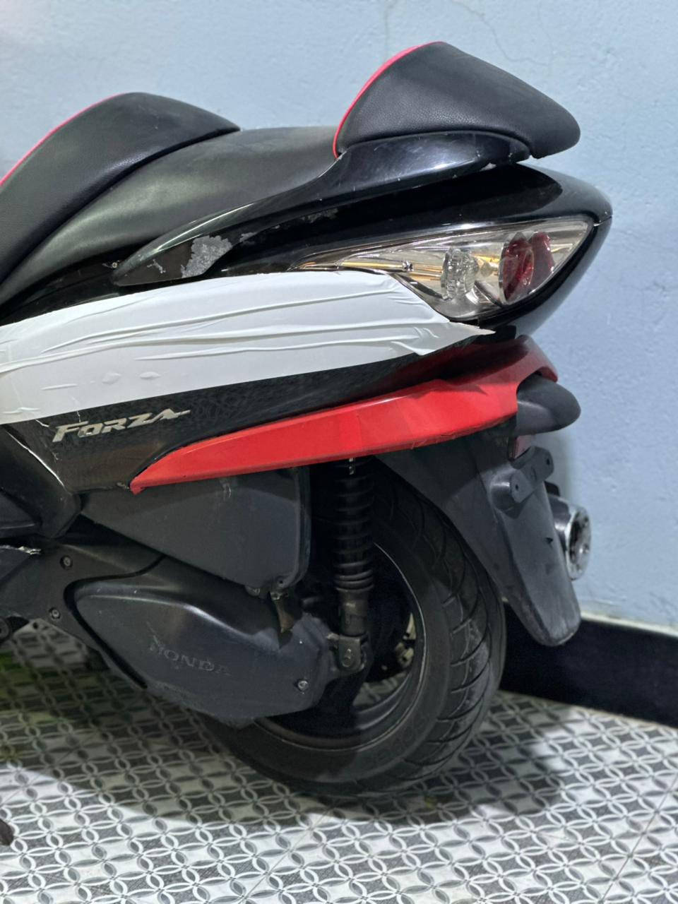 السلام عليكم دراجة فورزا صفر ٩ كرستال
كير ملغي يدات تدفئه 

مكينه لا تبخير لا تنقيص خير من الله 

بس بيها كفر بي شخط خفيف بدون كسر 

السعر ٨٠٠ وبيها مجال 

العنوان ديالى بعقوبة تحرير 

***********
