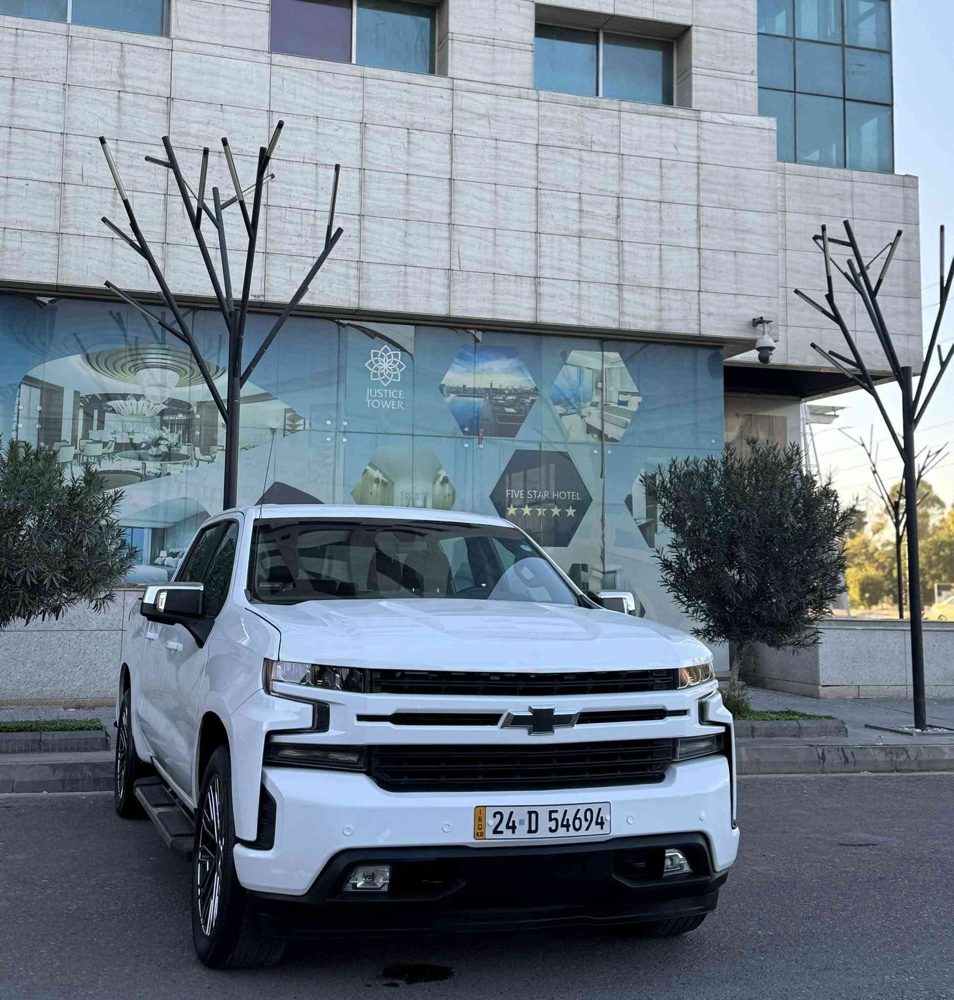 سلام عليكم اللبيع سلفردور موديل 2022
ارخص سعر 239ورقه 🔥🔥💵💵💵
سياره رقم جاهز باسمي تحويل وكله نفس اليوم
CHEVROLET SlLVERADO,K1500 LT
النوع : سلفرادو LT 
ماشية :mi39
مكينه 8 سلندر  5.3 لتر 
‏باصه متين سويج 🫆🫆
بصمه ابواب 🫆
جنطة كهرباء🔌
تعديل صوت الاكزوز من الشركة رياضي كلش حلو 🔥
تشغيل عن بعد 🔔
كشنات تدفئه + تبريد 🧊🌨️
اناره بلبدي 💡🔦
اناره بلمري🔦
نقط عمياء بلمري✅
ليدات اماميه خلفيه
شاشة كبيره 🖥️
كامرتين خلفية
كامرات خمس من كل جانب محيطية✅
بلوجكتور زنون بلاد
تحكم ستيرن جهتين 
ستيرن هيتر 
سايد بريك دكمة ⚪️
صاجات 
نظام اطفاء
قطعتين تبريد 
باب طويله ✅
بدي قصير  مرغوب 🔥
اناره داخليه LED 
ساعه ديجتال بالشاشة🔥
نظام خرائط ملاحة وكار بلي
وتحديد مسار
رادار خلفي ومنبه توقف اصطدام 
جامه خلفيه كهرباء ✅
والمواصفات وبعد بيهه هواي مواصفات 
سنويه باسمي تحويل وكله نفس اليوم ✋
سيارا جاهز فحص هزه 100/100
عنوان سياره 📍اربيل 
📞الاتصال زين ***********
📞كورك +واتساب ***********
