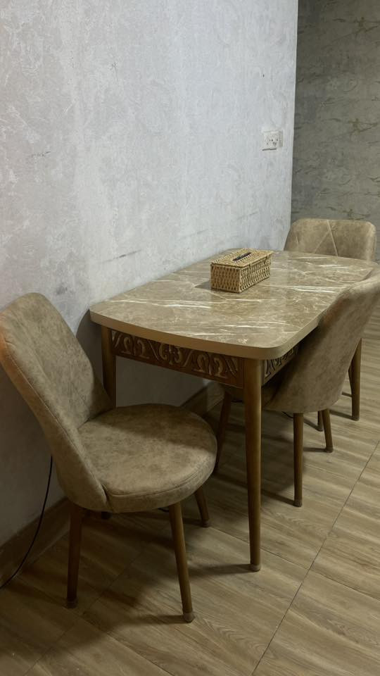 كورنر وميز تلفزيون وميز طعام ٤ كراسي 
للبيع
***********
