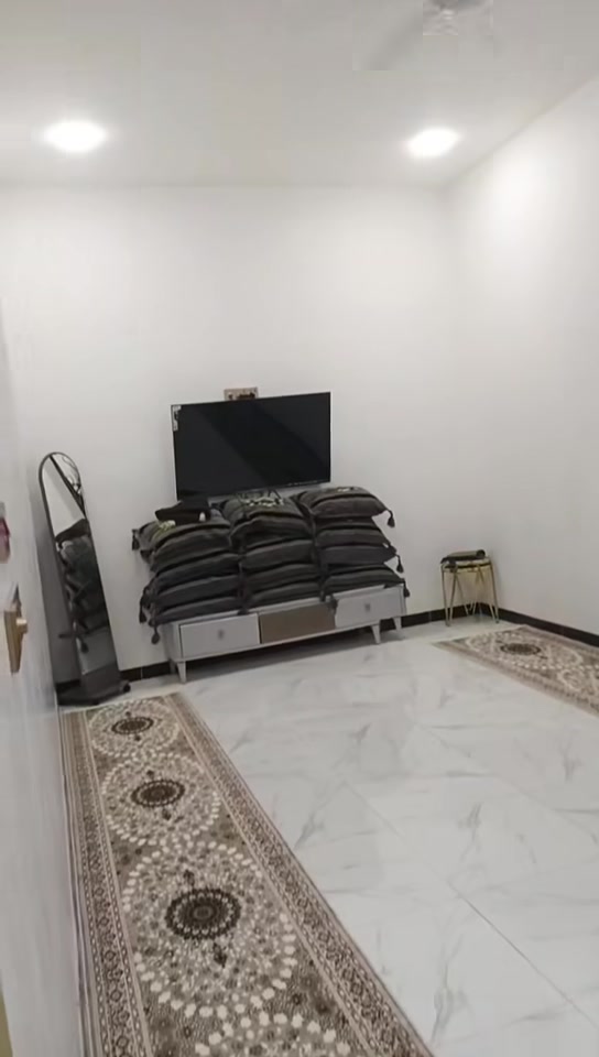 سلام عليكم ورحمه الله وبركاته 
صلي على محمد وال محمد 
بيت لبيع مساحه 100 مربع طابقين بناءه جديد صاله 6اشهر من مكمل 
بحي العلام يم حجي محمد سماعيل اعلام ثاني بيت جاهز 
استفسار على الارقام 
***********
***********
