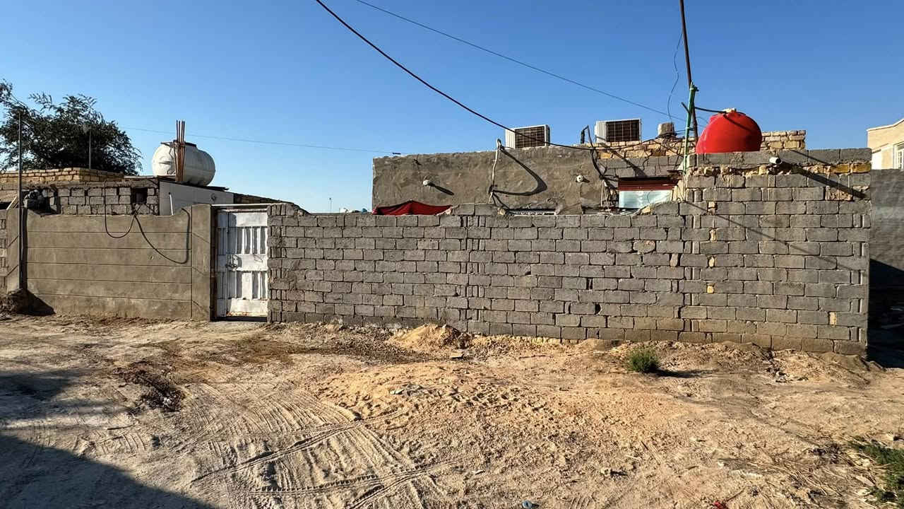 المساحه 200م  زراعي 

غرف نوم 2 + صاله+ مطبخ + صحيات خارجيه بناء جديد

كهربائيات جديده كيبل رئيسي جديد

📍حي الانتفاضه قرب الوكيل ابو وسيم

بناء بلوك سقف شيلمان 

السعر26وبي مجال 

الاستفسار ***********

