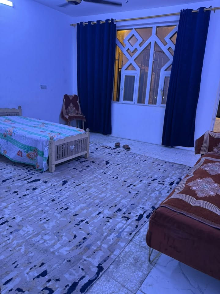 السلام عليكم شقة مؤثثة طلاب او موظفين للإيجار بنظام السرير مساحةً 130 طابق اول غرفتين نوم مع درج خارجي وكراج كبير مشترك مع الشقة الأرضية  مع مساحة لوقوف السيارة أمام الدار . غرفة بيها  4 اسرة والثانية 3 اسرة بالإضافة الى مطبخ مؤثث وصحيات كاملة سبالت انفيرتر  مع مبرده تشتغل منطقة الاسكان على الشارع العام مقابل كلية بغداد للعلوم الاقتصادية وقريبة على المأمون والتراث والنخبة والنسور وآشور الشقة فارغة حالياً سعر السرير 150 الف اذا مجموعه كاملة الشقه يأجروها السعر بي مجال علما الايجار بدون دلاليه كوني صاحب الدار ***********
