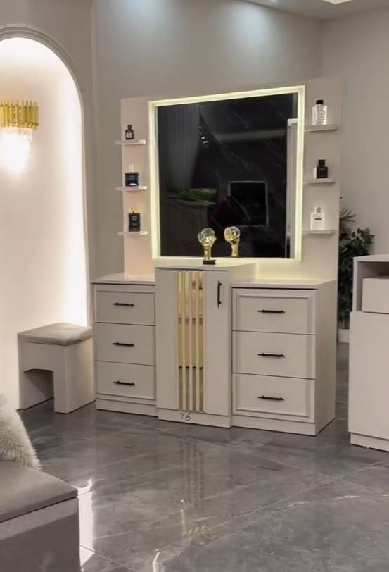 غرفة للبيع بمليون ونص وبيه مجال الشراي يدخل خاص
***********
