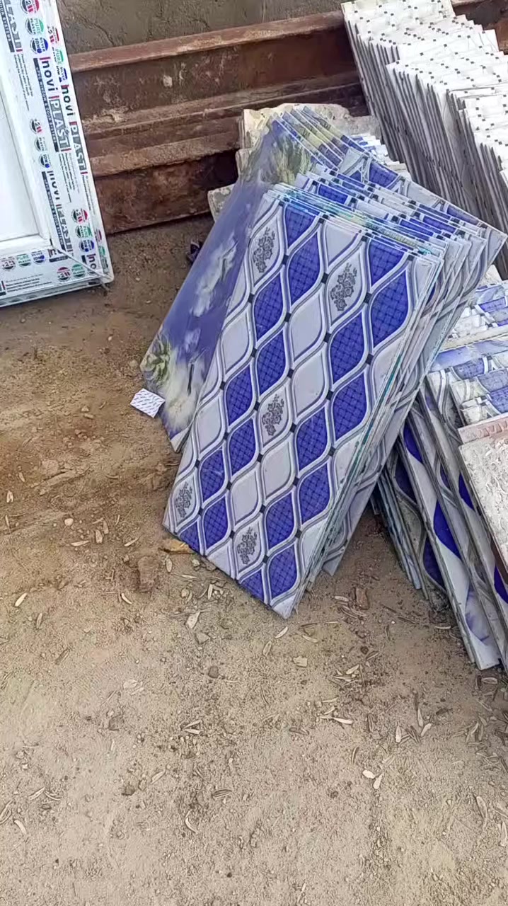 سيراميك جداري عددهن 100
المكان نجف ناحية القادسيه 
الاتصال ***********
