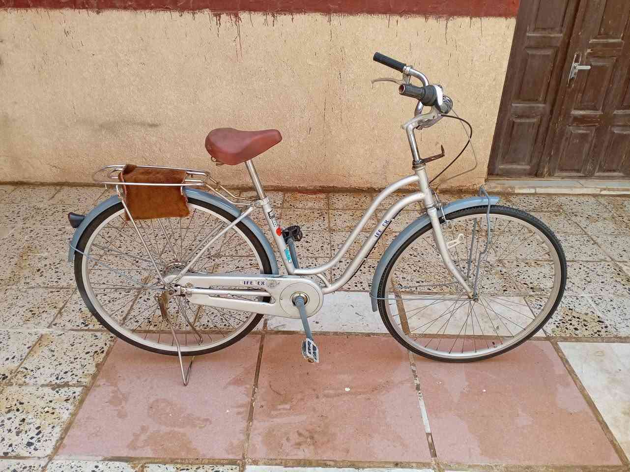 🛑 سلام عليكم بايسكل بنات للبيع بايسكل كامل مكمل ماناقسة شي.

🚲 حجم 27.
🚲 موديل 2015.
🚲 نضافة بايسكل كما هو موضح في الصور. 
🚲بريكات امامي وخلفي شغالات.
🚲 تايرات وجوابة أمامية وخلفية جديد.

💵 سعره 100 وبي مجال.
🗺️ عنوان كوت حي الحكيم شارع علاء غريب.

🛑 علمن لا يوجد واتساب ولا خاص اتصال فقط. 
☎️ *********** ☎️
☎️ *********** ☎️
☎️ *********** ☎️
