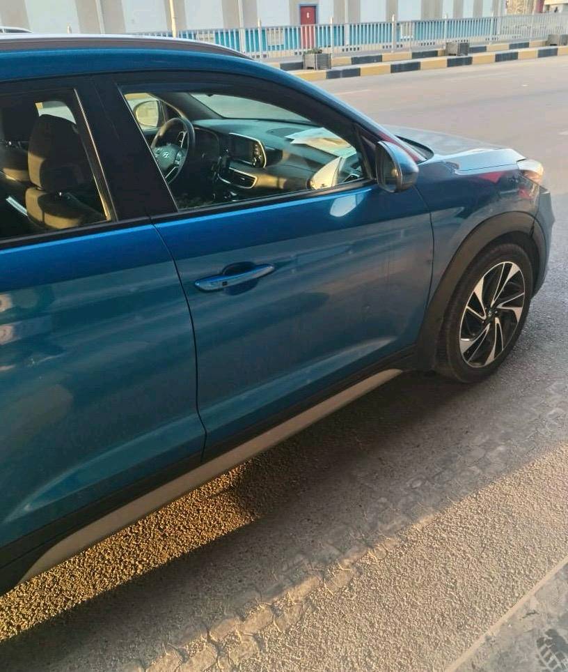 توسان 
موديل ١٩
رقم بغداد 
ماشيه ٩٠ الف ميل
المواصفات 
شاشه / كار بلي 
كامره +حساسات 
حجم المكينه:2400
اربعه سلندر 
تحكمات ستيرن 
هاندبريك كهرباء 
رقم:***********
المكان بغداد 