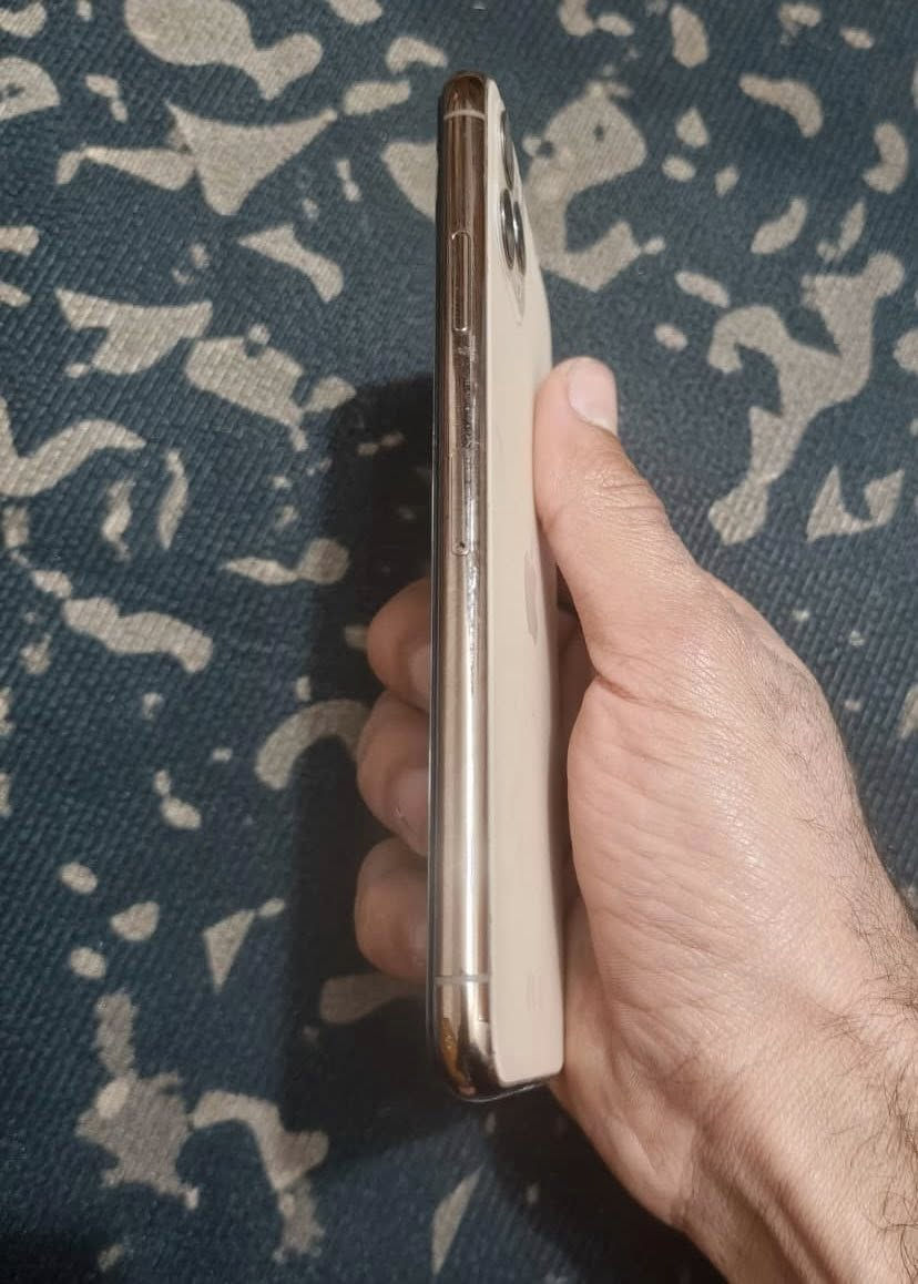 سلام عليكم iPhone 11pro maxللبيع شرق اوسط ذاكره 256 جهاز مثل مموضح  بصوره نضيف شحن خير من الله لاتفكر بلشحن امانت الله مامبدل لاشاشه ولابطاريه فقط ظهر اصلي شغل درجه اولى ممبين نهائياً الخلل الوحيد بس الكامره تتاخر شويه بتشغيل 
يرهم بيع او مراوس ب12pro max او 13pro max حتى اذا يصير فرق عادي او بيه خلل بسيط هم عادي 
***********
***********الكورك فقط واتساب
