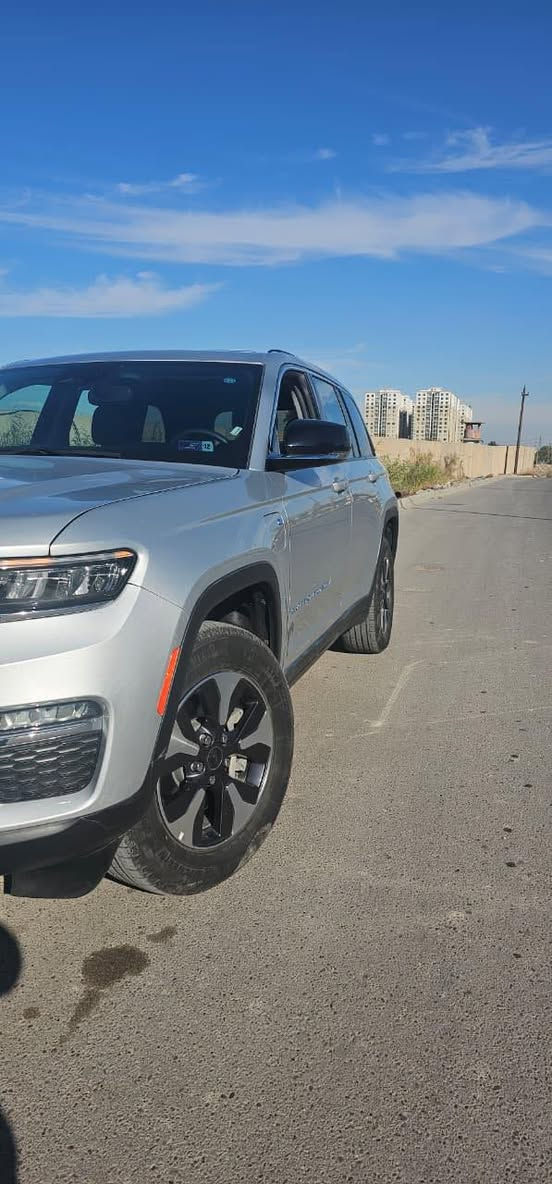 جيب كراند شيروكي موديل 24 هايبرد بلك ان5 راكب
وارد امريكي فول مواصفات ان 3 شاشات
السياره حادثها موضح بالصور والفيديو  ضربة بسيطة كلش فقط تبديل بنيد ومصبوغ بدون ايرباك و بدون جاملغ بدون  لغد والباقي كفاله عامه وكله على بلادي 

‏ Grand Cherokee limited 4Xe 2024 2.0L 
رقم بغداد بسمي تحويل ثاني يوم 
ماشية 35 الف كليو متر
🟫 حجم المحرك ٢٠٠٠ تيربو جارج ٣٧٥ حصان مع محرك الكهرباء  
نظام الشحن : الشحنة الوحدة تمشيك ٤٥ كيلو بدون بانزين نهائيا 
داخل السياره لون اسود جلد 
🔴محرك تيربو + هايبرد + بلك ان  3 انظمة السائق يختار 
🔴 حساسات خلفية
🔴 ‏‎حساسات جانبيه بالمري
🔴 خمسة راكب 
🔴 رادار 360 درجة
🔴  تحديد مسار   
🔴  تبريد قطعتين
🔴 ثلاث انضمة قيادة 
🔴 بانوراما 
🔴 دفع رباعي. 
🔴 كير ماوس مع وضعيات القياده المختلفه للجبال والطرق الوعره والرمال والطين
🔴 شفتات ستيرن 
🔴 هاند بريك بصمه 
🔴مقود جلد + تدفئة 
مواصفات 
1️⃣ لايتات لد 
2️⃣ هيترات في الكشن الربعه
3️⃣ شاشات عدد3
4️⃣ كراسي خزن ميموري  
5️⃣ سستم صوت ALPINEو دمام خلفي بلادي 
6️⃣ تشغيل عن بعد
7️⃣ نظام محاكاة العجلة الذكي 
8️⃣ نظام ملاحة 
9️⃣ نظام قيادة ذاتية بريك امامي خلفي اوتو (توقف ذاتي 
والسياره نظيفه معنى الكلمه
السعر 330ورقه وبيها مجال 
مكاني بغداد ***********
