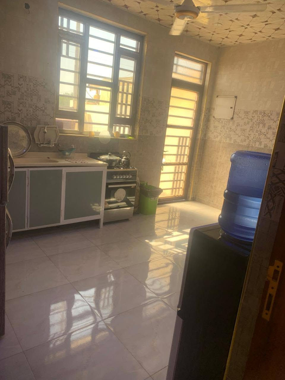 بيت في منطقه الرواد السكني خارج المجمع للايجار حاليا البيت فارغ غير مسكون للتواصل على الرقم  ***********
مساحه البيت 240
