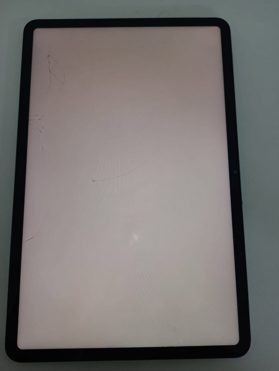 شاومي باد 6 (Xiaomi Pad 6) للبيع ميسان. نسخة 256 جيجا والرام 8 جيجا، معالج سناب دراغون 870 مناسب للاعاب ببجي 120 فريم  والدراسة. الجهاز شغال 100% واللمس سريع وم بيه أي مشكلة تقنية، لكن الشاشة الخارجية بيها كسور واضحة بلصور والزوايا بيها طعجات مثل ما موضح بالصور، وما مأثرة على الاستخدام سعر 165 ألف وبي مجال بسيط للشراي 
كامره أمامية بدقة 8MP ممتازة للمكالمات والدروس عبر الإنترنت.
البطارية والشحن: بطارية ضخمة بسعة 8840 مللي أمبير 
 دعم الشحن السريع بقوة 33 واط.
الصوت: يحتوي على 4 سماعات ستيريو (Quad Speakers) تدعم تقنية Dolby Atmos لصوت محيطي قوي ونقي.
التصميم: هيكل وتصميم متين من الألمنيوم الراقـي بالكامل. عمارة, ميسان


**إذا كنت صاحب هذا الإعلان وتريد حذفه لأي سبب، رجاءا أرسل رسالة إلى الدعم الفني**